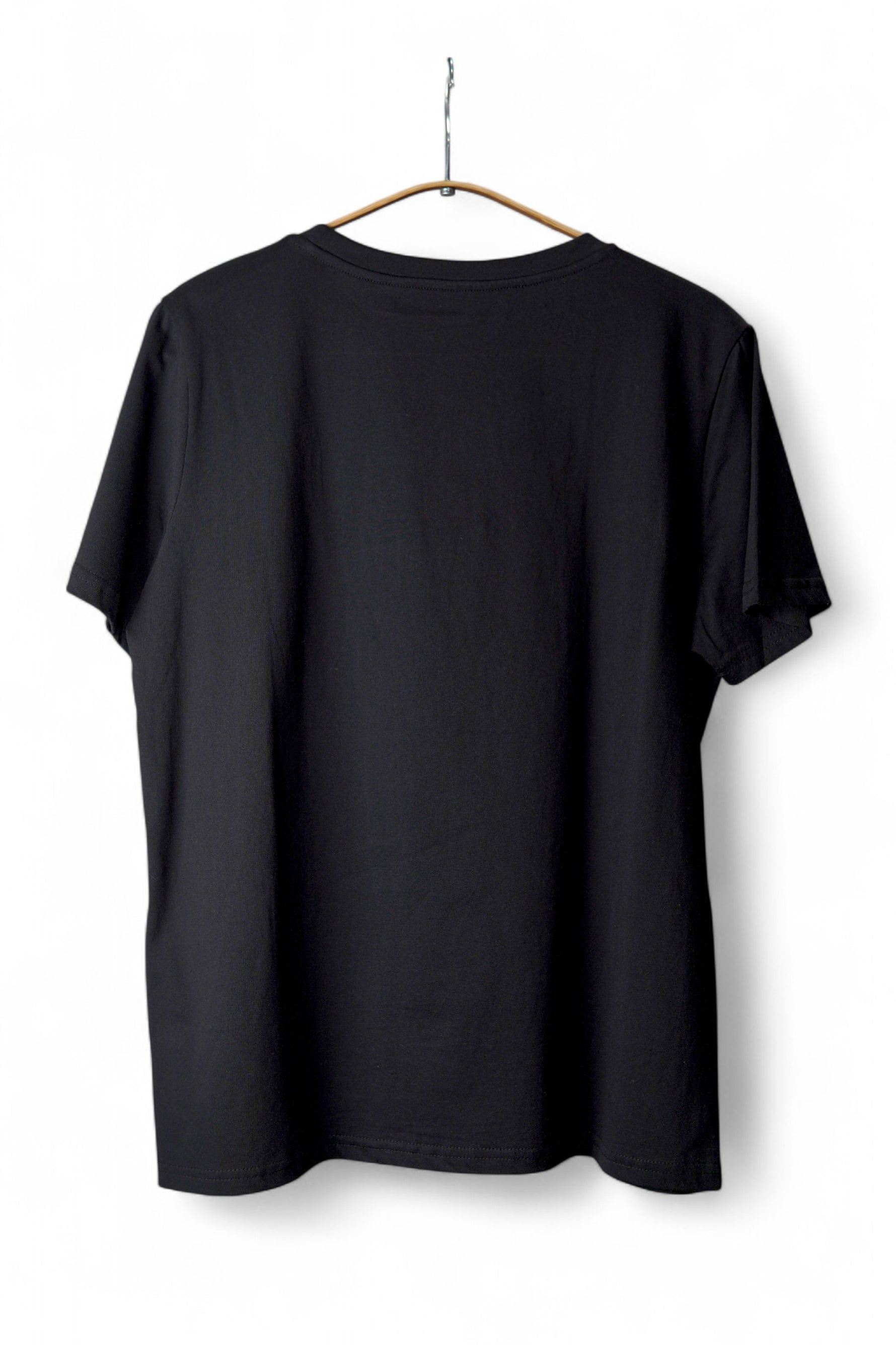 Vedere din spate a unui tricou negru simplu, fără imprimeu, din material moale și confortabil.