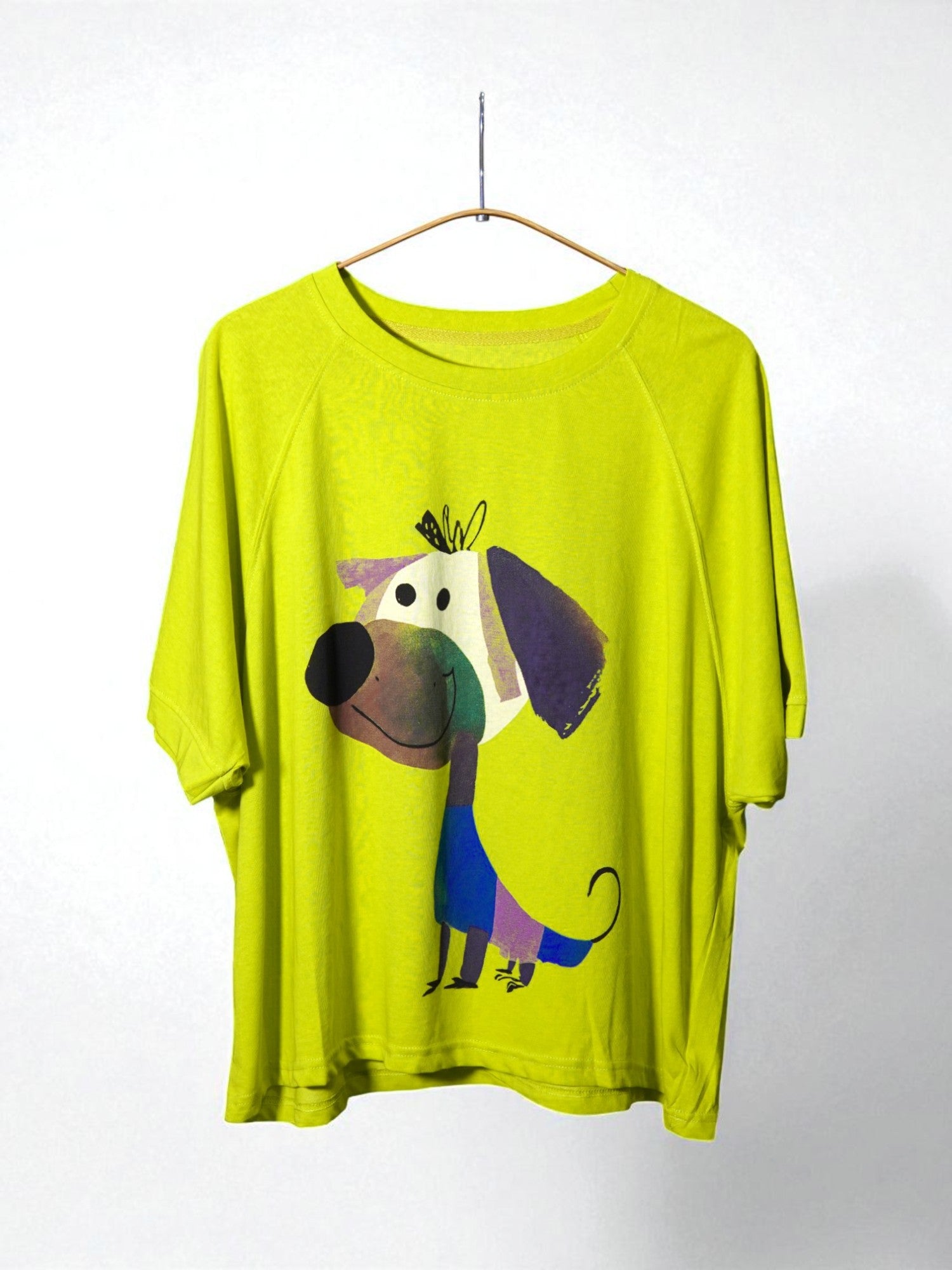 Tricou galben oversize cu imprimeu amuzant cu cățel multicolor și fundal alb