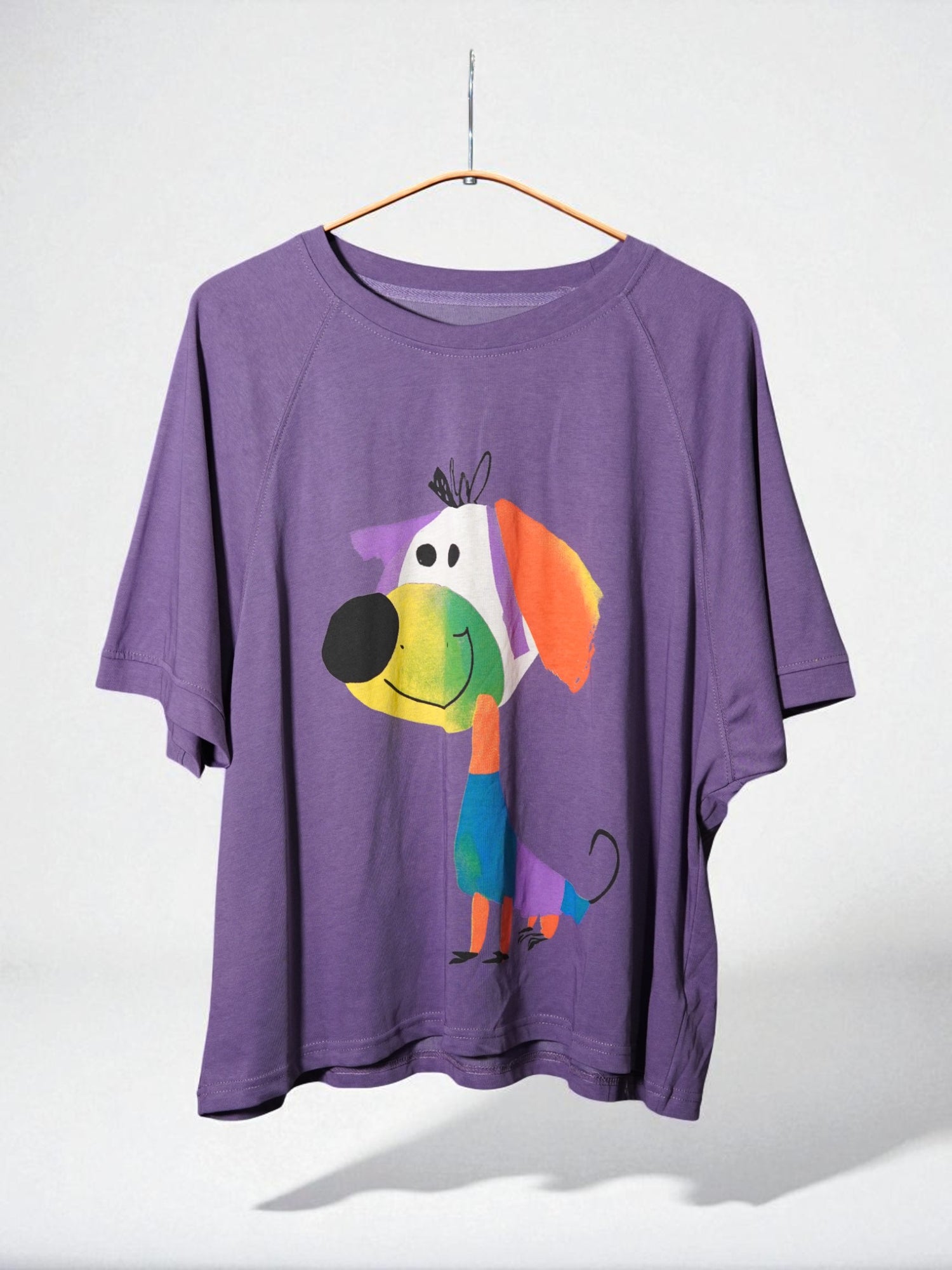 Tricou violet cu imprimeu cu cățel vesel în culori vibrante, stil jucăuș