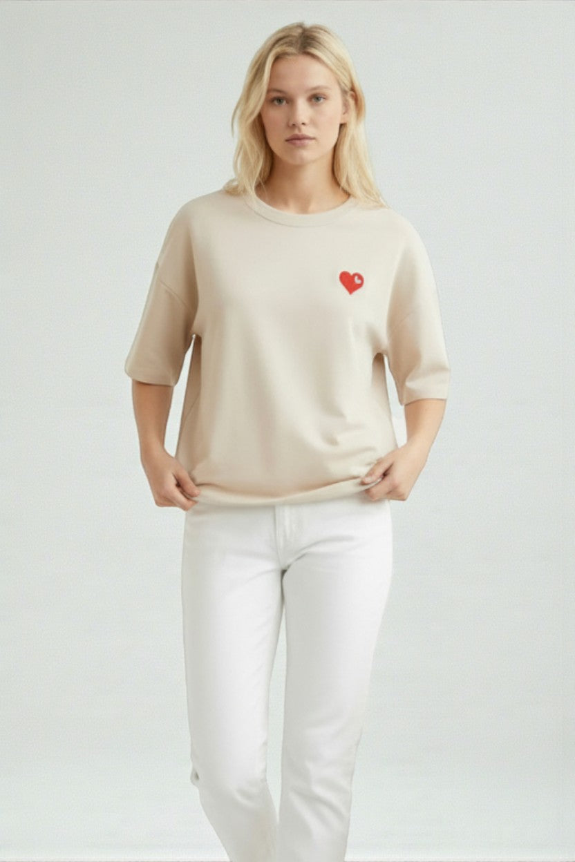 Detaliu profil al tricoului cu mânecă largă și textură moale, stil relaxat de zi.