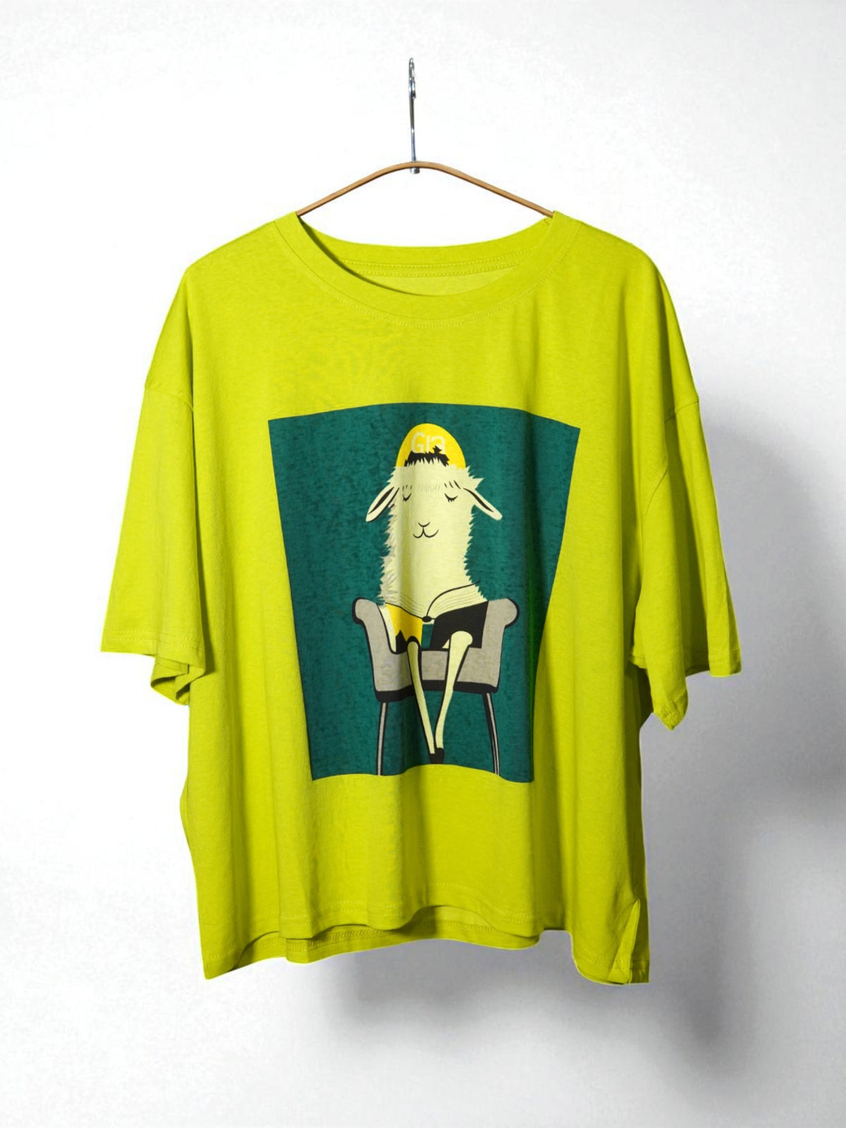Tricou galben oversize cu imprimeu verde și lămă citind o carte, pe fundal alb