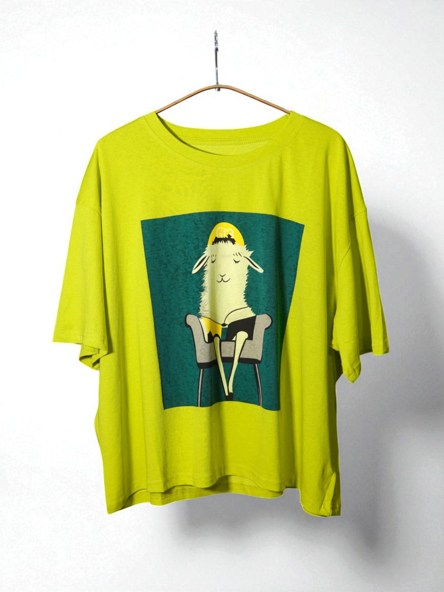 Tricou galben oversize cu imprimeu verde și lămă citind o carte, pe fundal alb