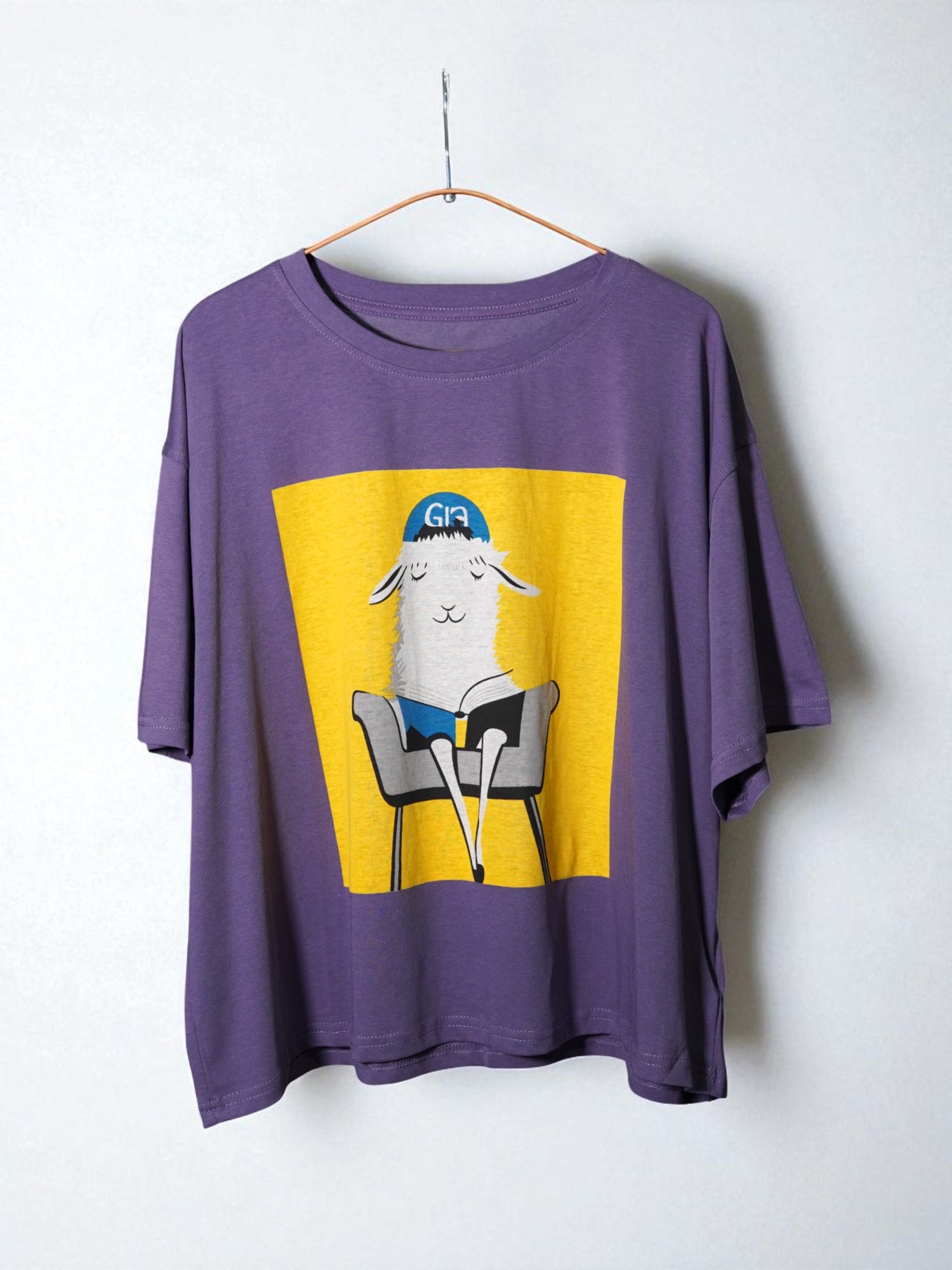  Tricou violet cu imprimeu galben și lămă relaxată pe scaun, fundal alb