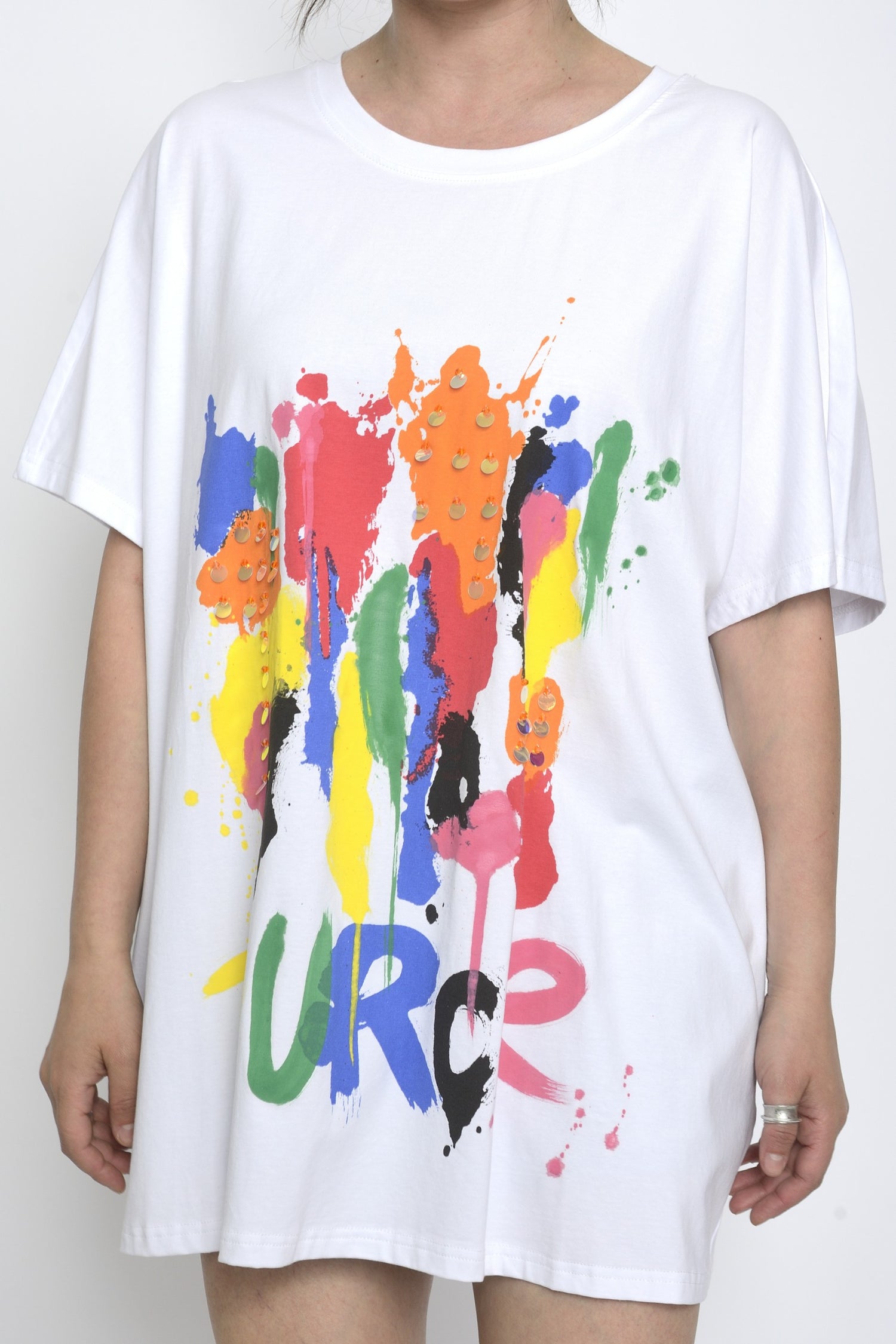 Tricou alb larg cu imprimeu tip splash de culoare și paiete decorative