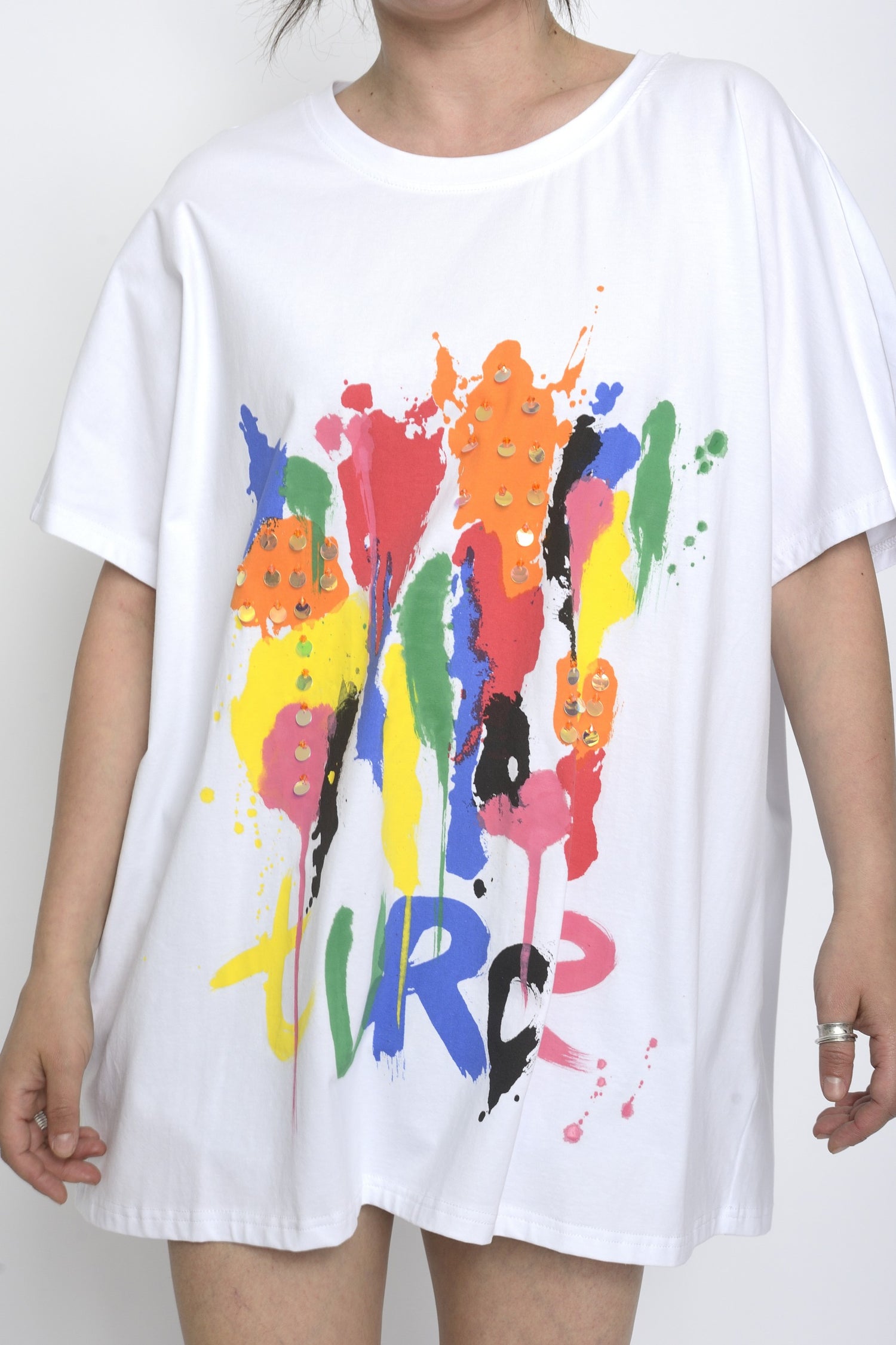 Tricou oversized alb cu imprimeu abstract colorat și paiete aplicate, vedere frontală