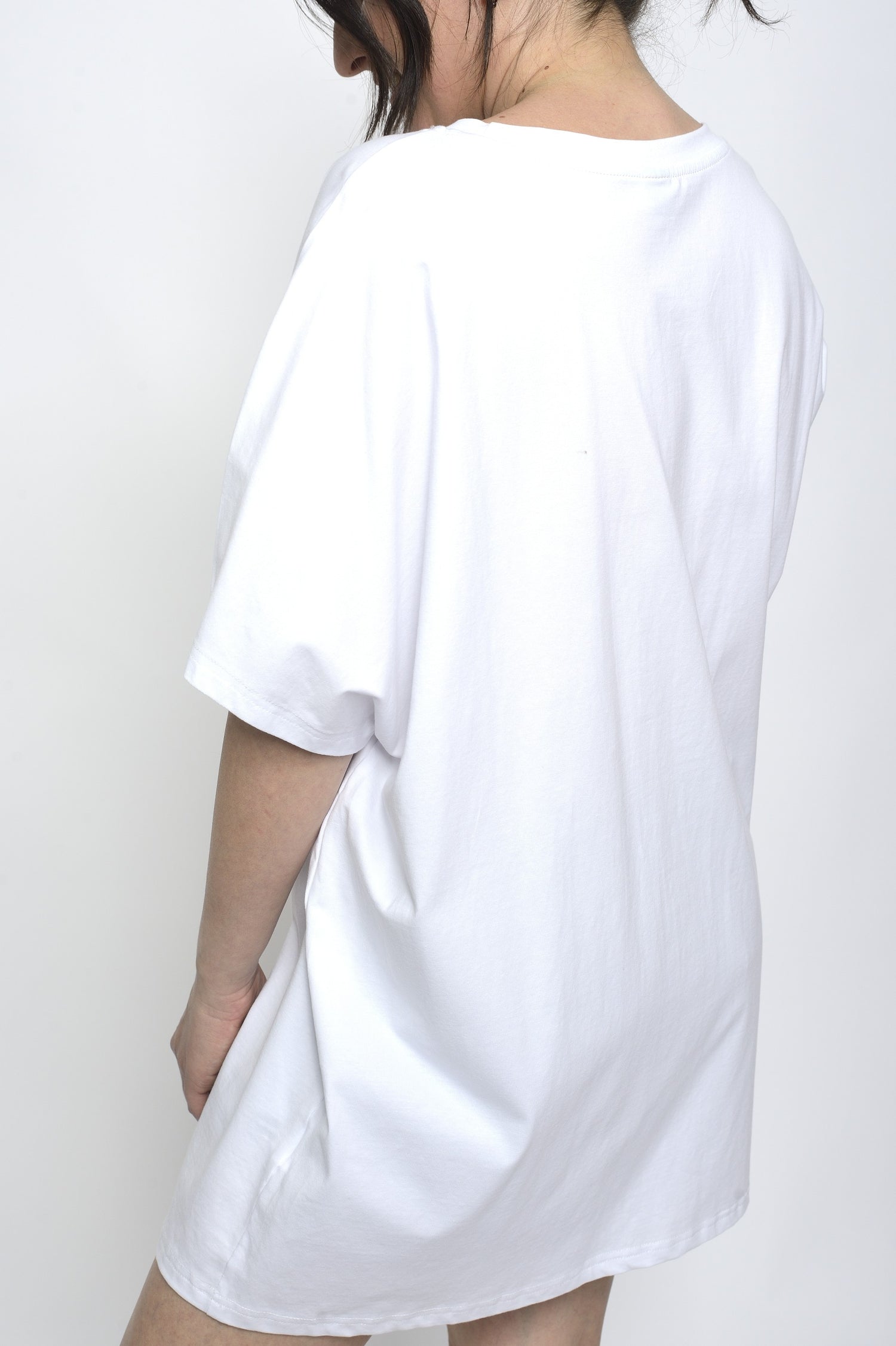  Vedere din spate a unui tricou alb oversized, simplu, fără imprimeu