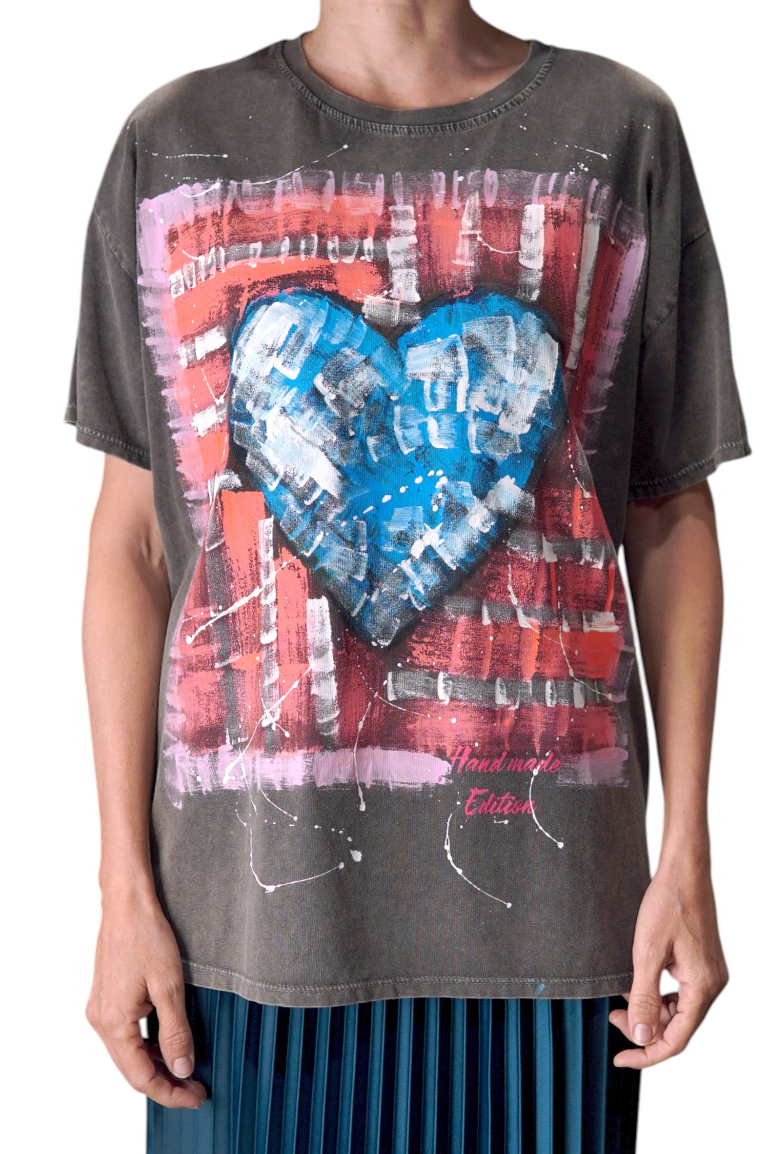 Tricou gri prespălat cu imprimeu pictat manual – inimă albastră
