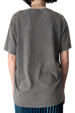  Spatele unui tricou gri prespălat, fără imprimeu