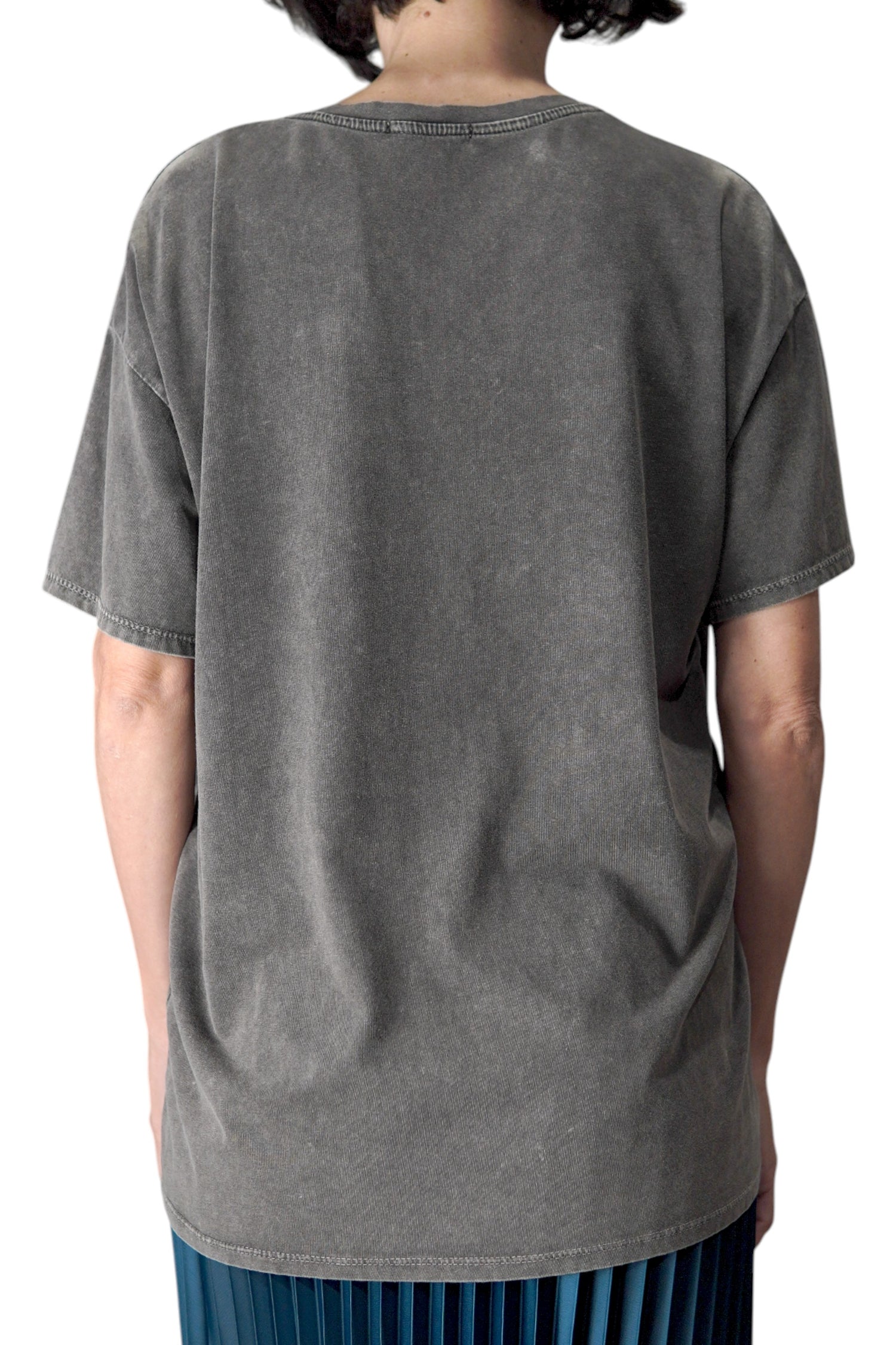 Spatele unui tricou gri prespălat, fără imprimeu