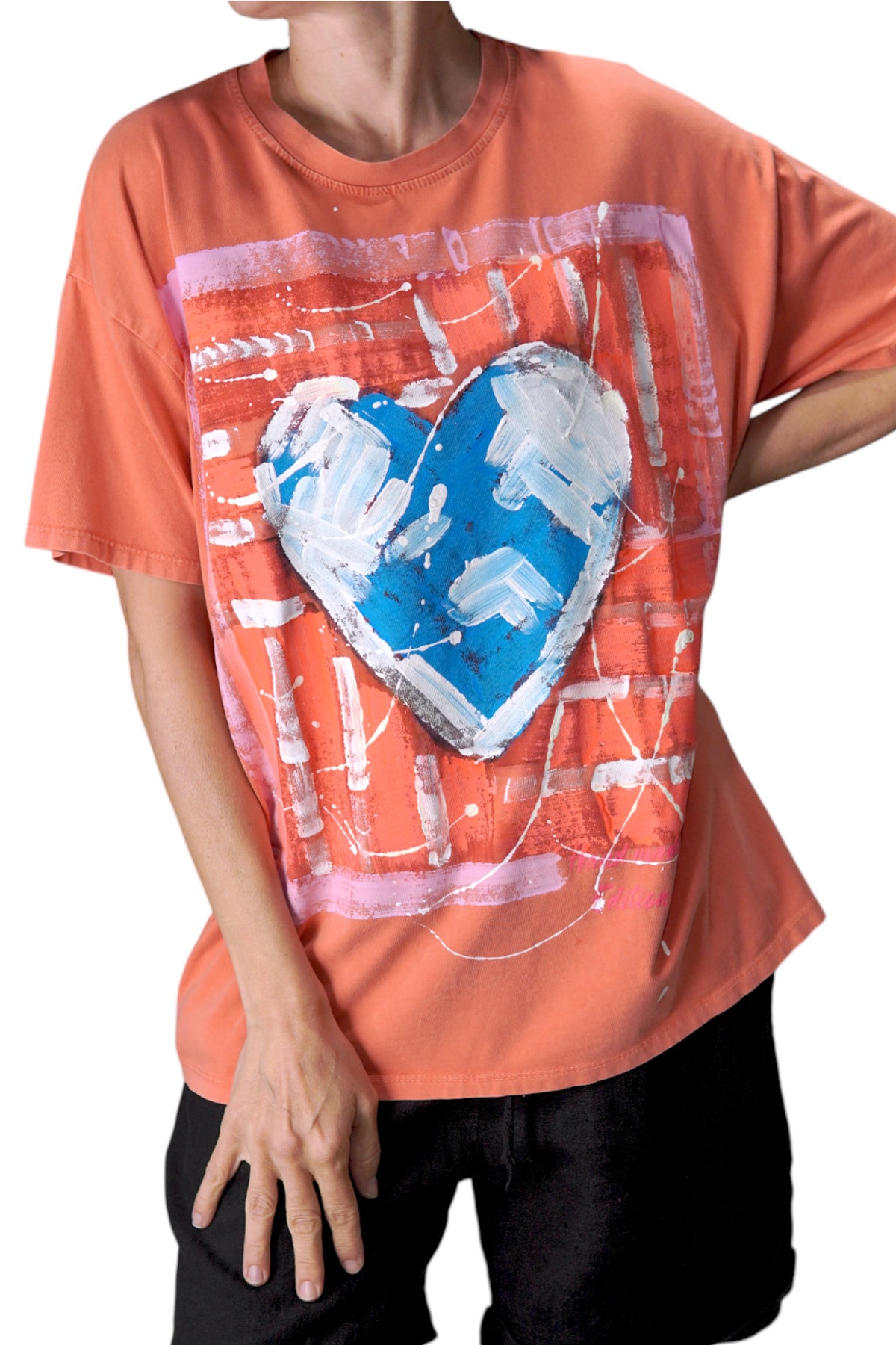 Tricou portocaliu pictat manual, cu inimă mare în centru și accente abstracte