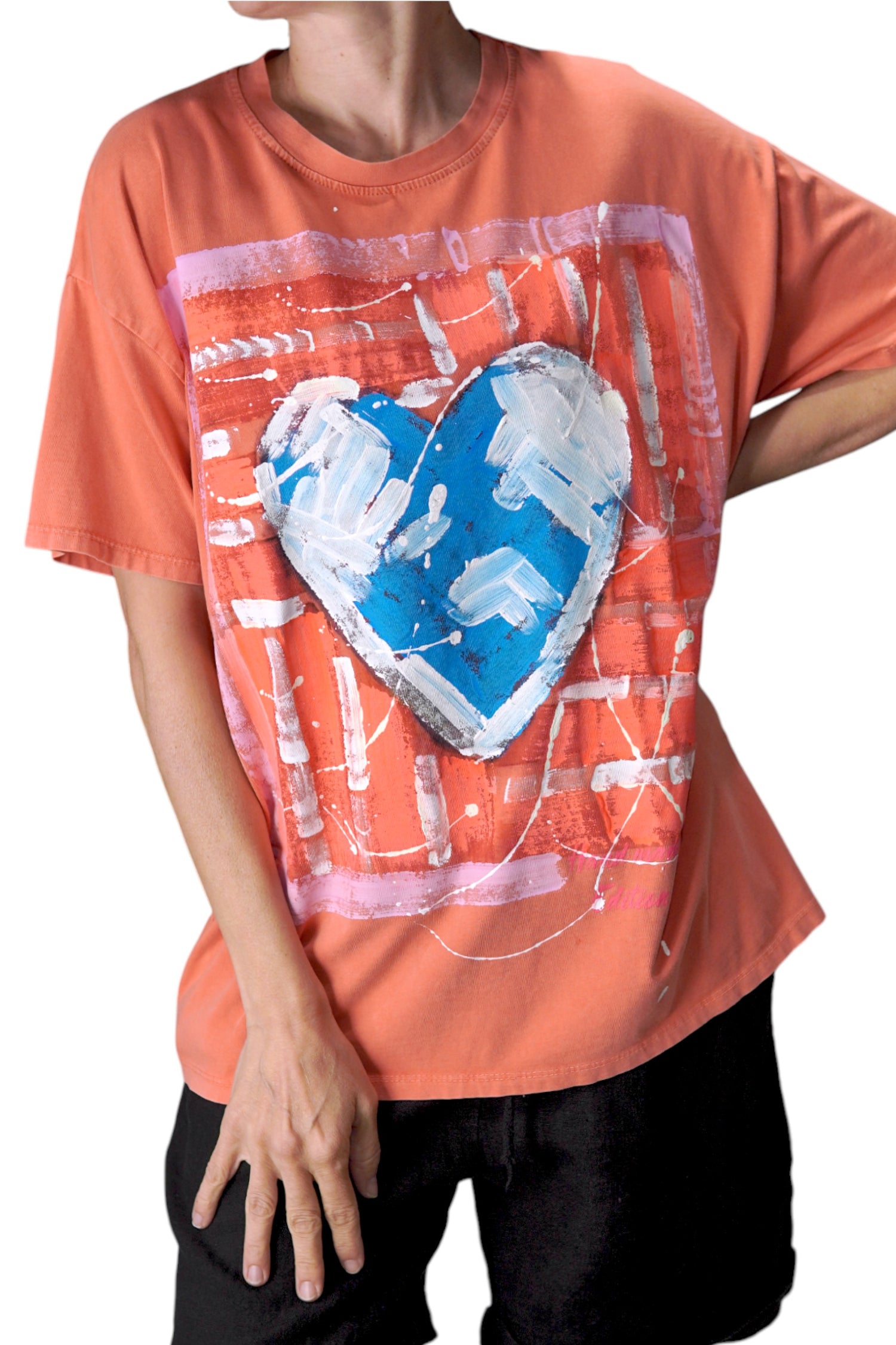Tricou portocaliu pictat manual, cu inimă mare în centru și accente abstracte