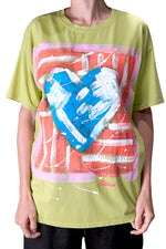 Tricou verde pictat cu inimă albastră și fundal roșu-roz
