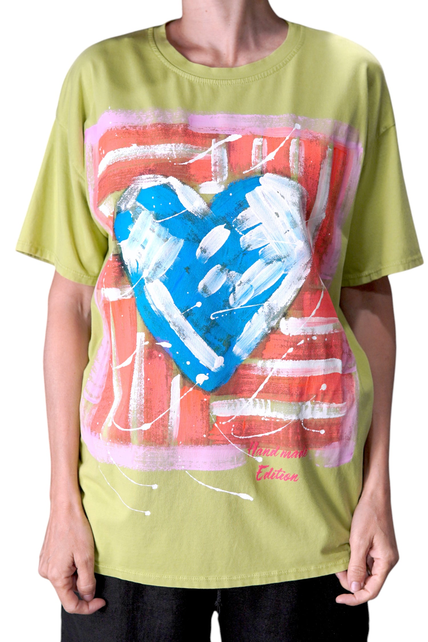 Tricou verde pictat cu inimă albastră și fundal roșu-roz