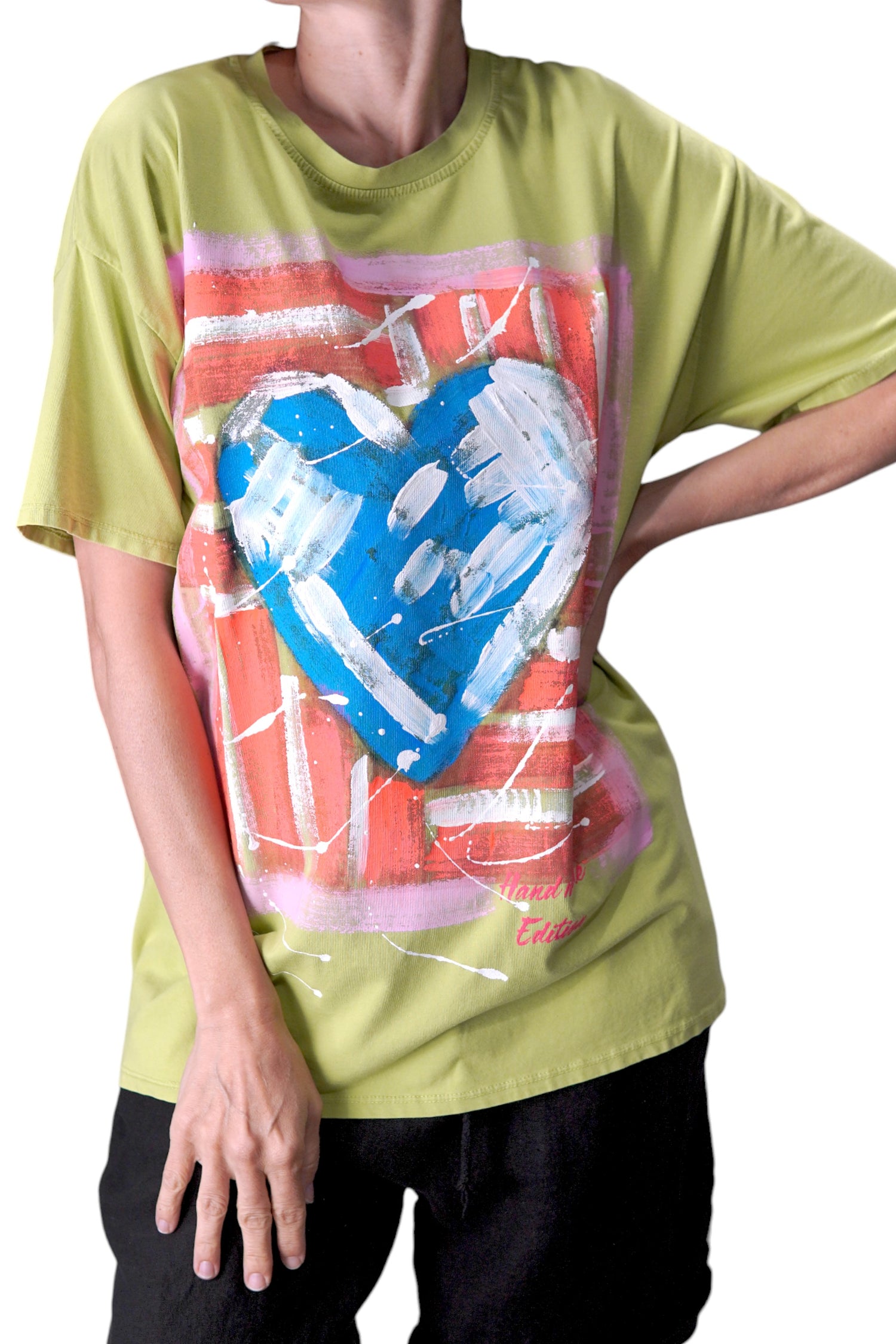 Tricou verde pictat cu inimă albastră, purtat lejer pe o parte
