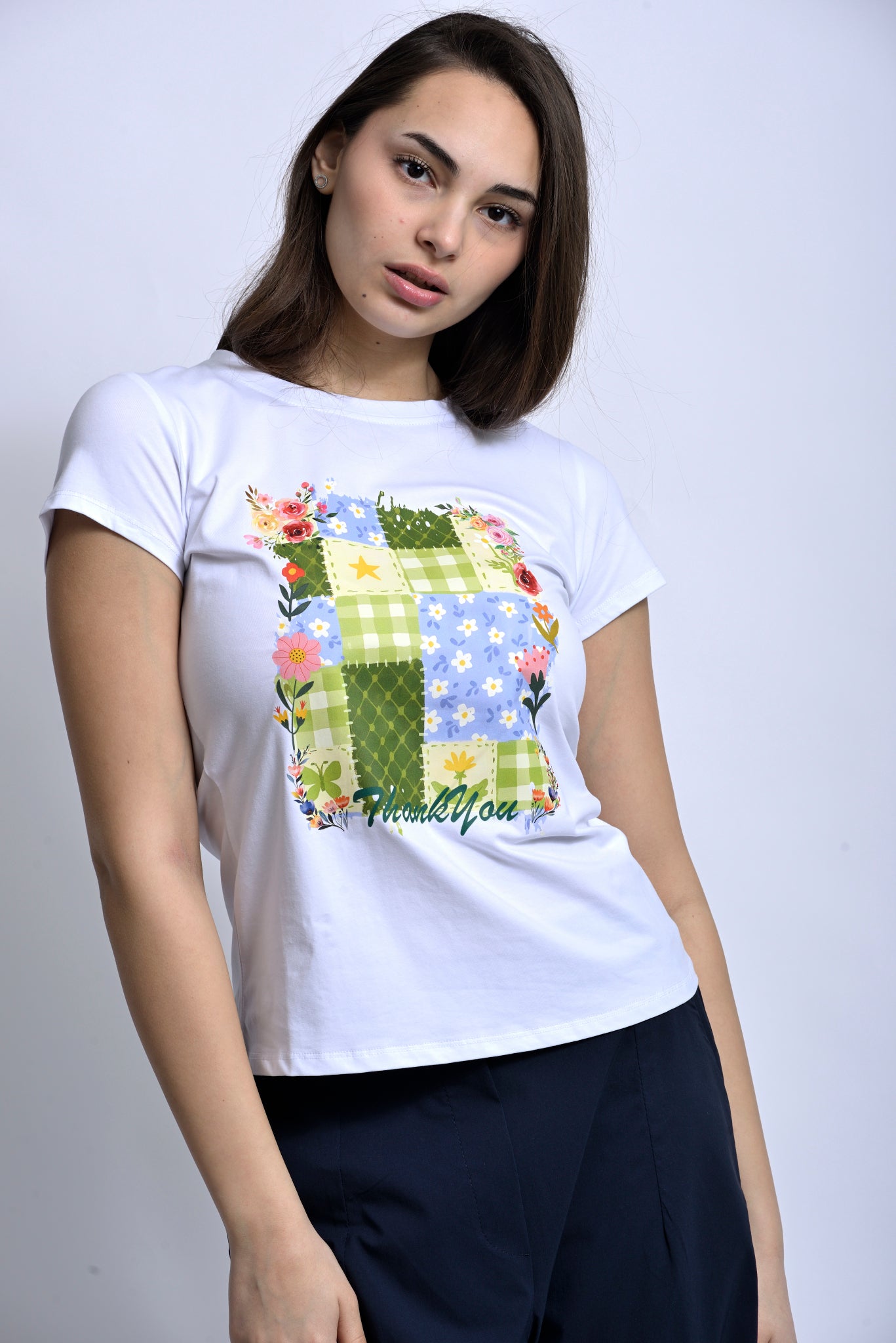 Detaliu print artistic colorat pe tricou alb damă