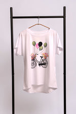 Tricou alb oversize cu print bicicletă și baloane colorate, vedere din față