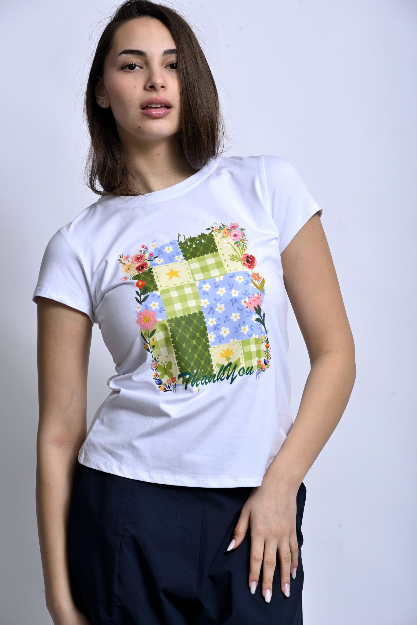 Tricou alb damă cu print colorat artistic, vedere din față
