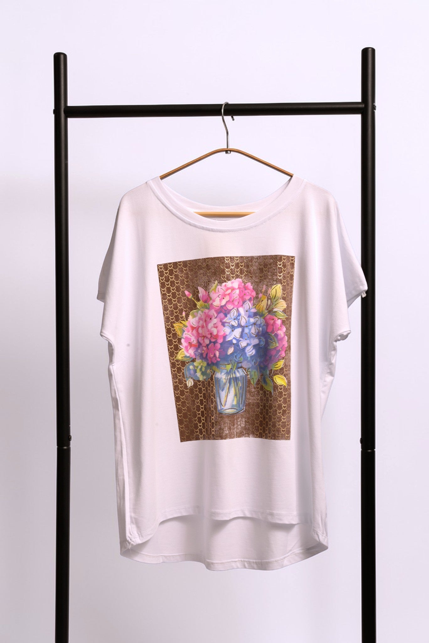 Tricou alb oversize cu print hortensii în vază, vedere din față