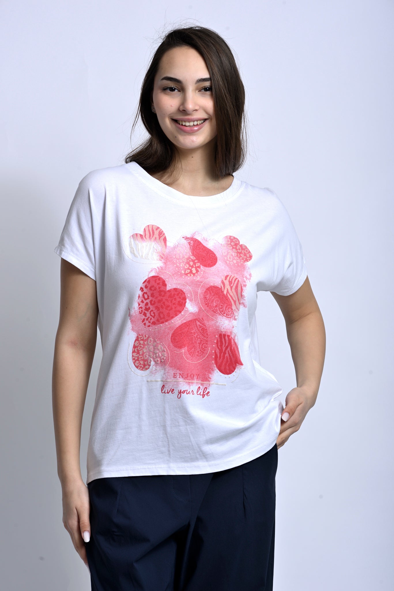 Tricou alb oversize cu print inimă roz și mesaj Enjoy, vedere din față