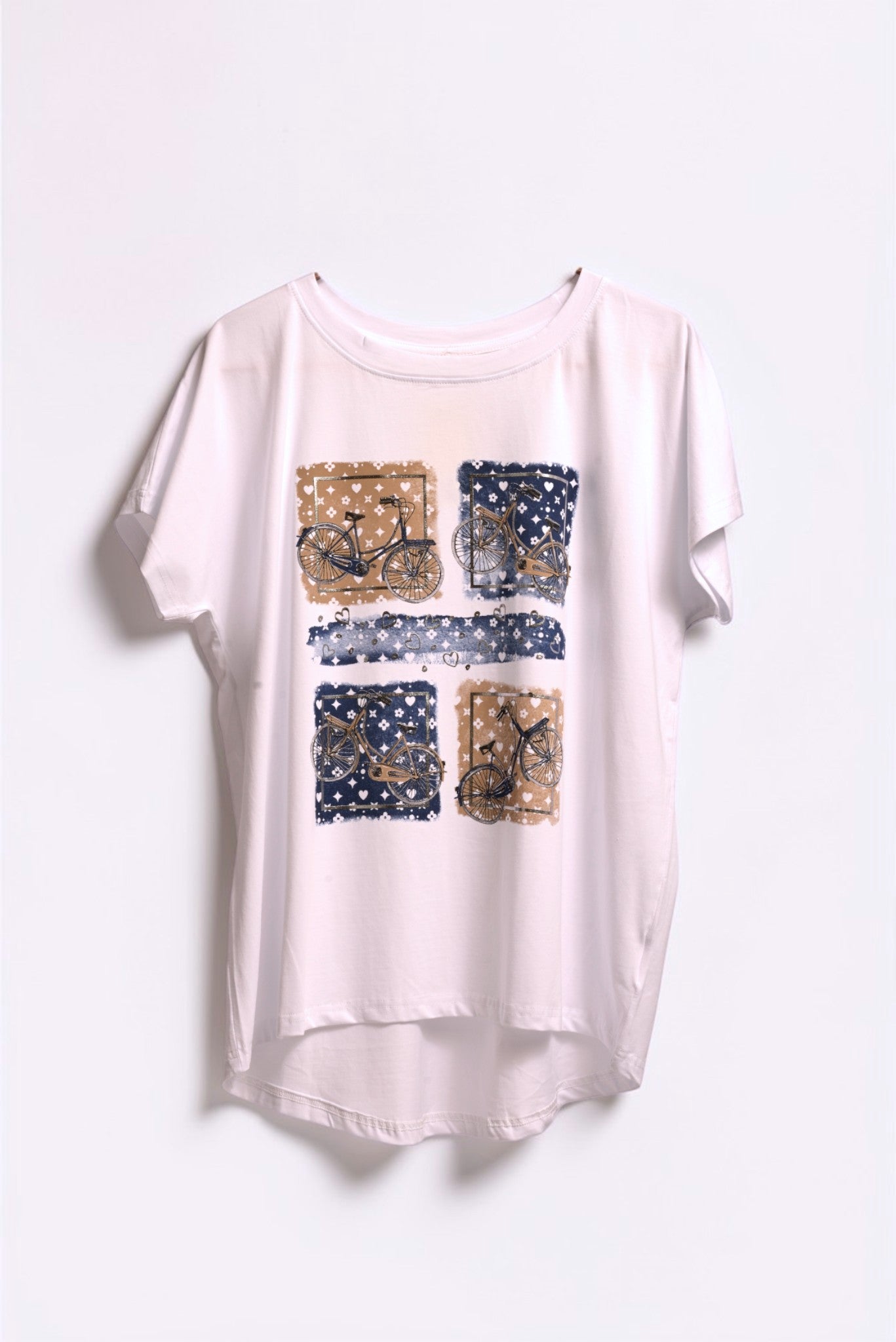 Tricou alb oversize cu print patru biciclete, vedere din față