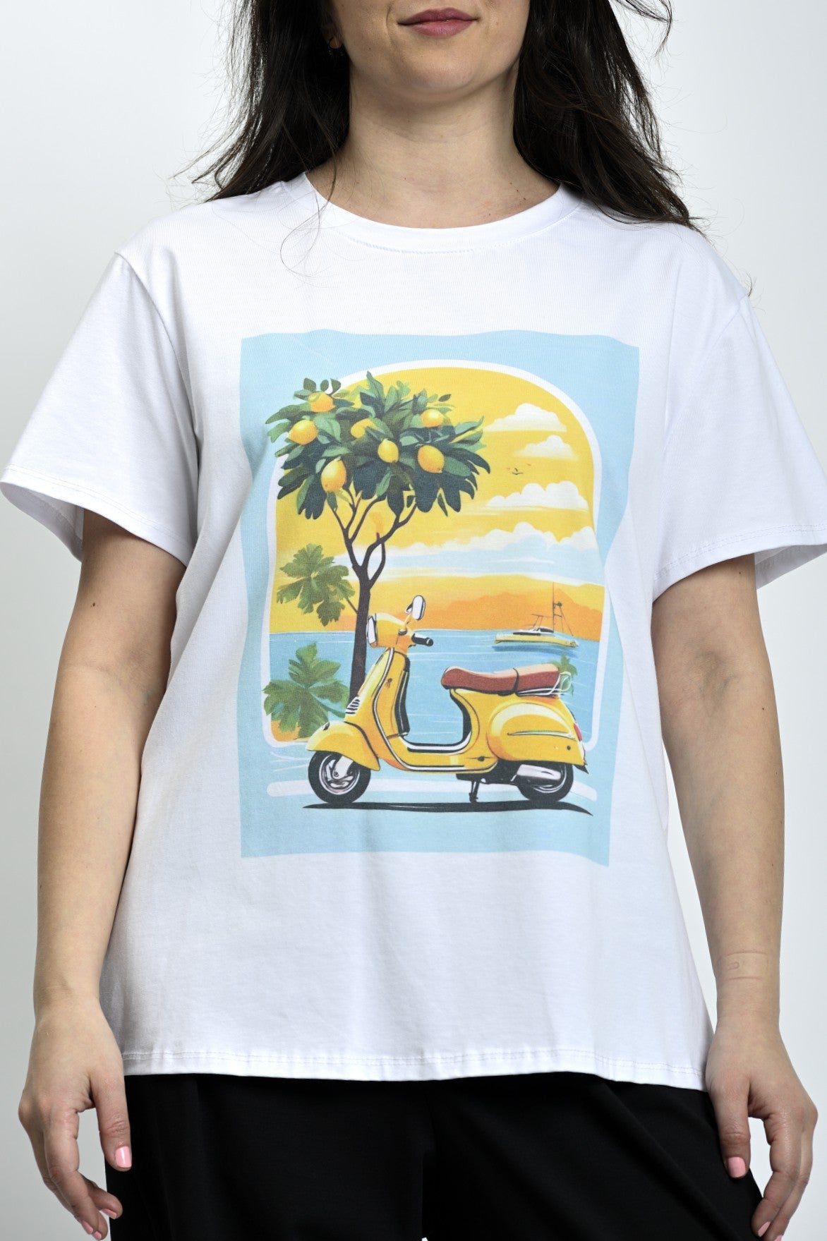 Tricou cu print scooter și lămâi, purtat într-o ținută casual de zi, cu aer estival.