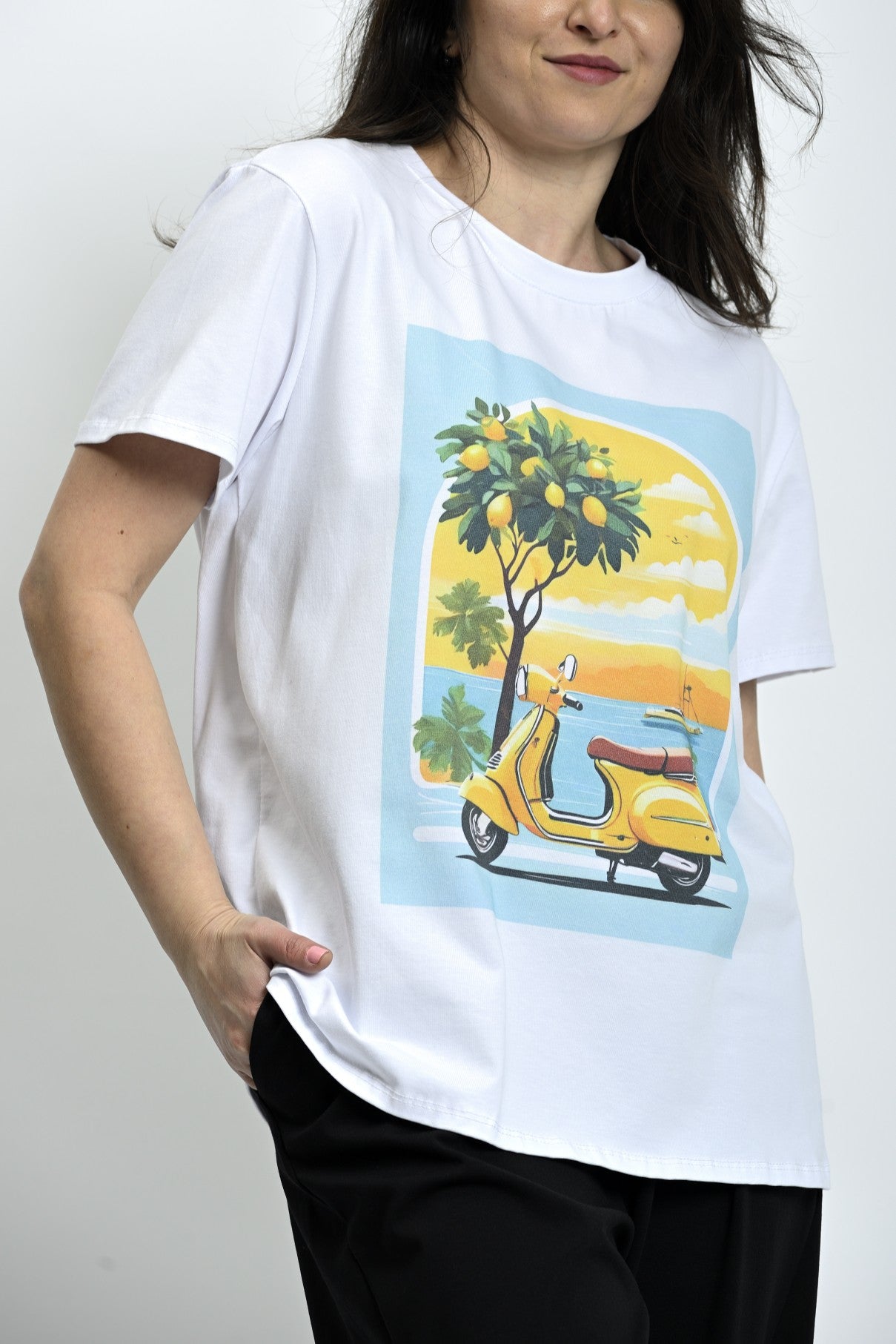 Vedere laterală a tricoului din bumbac cu print colorat de scooter și lămâi.