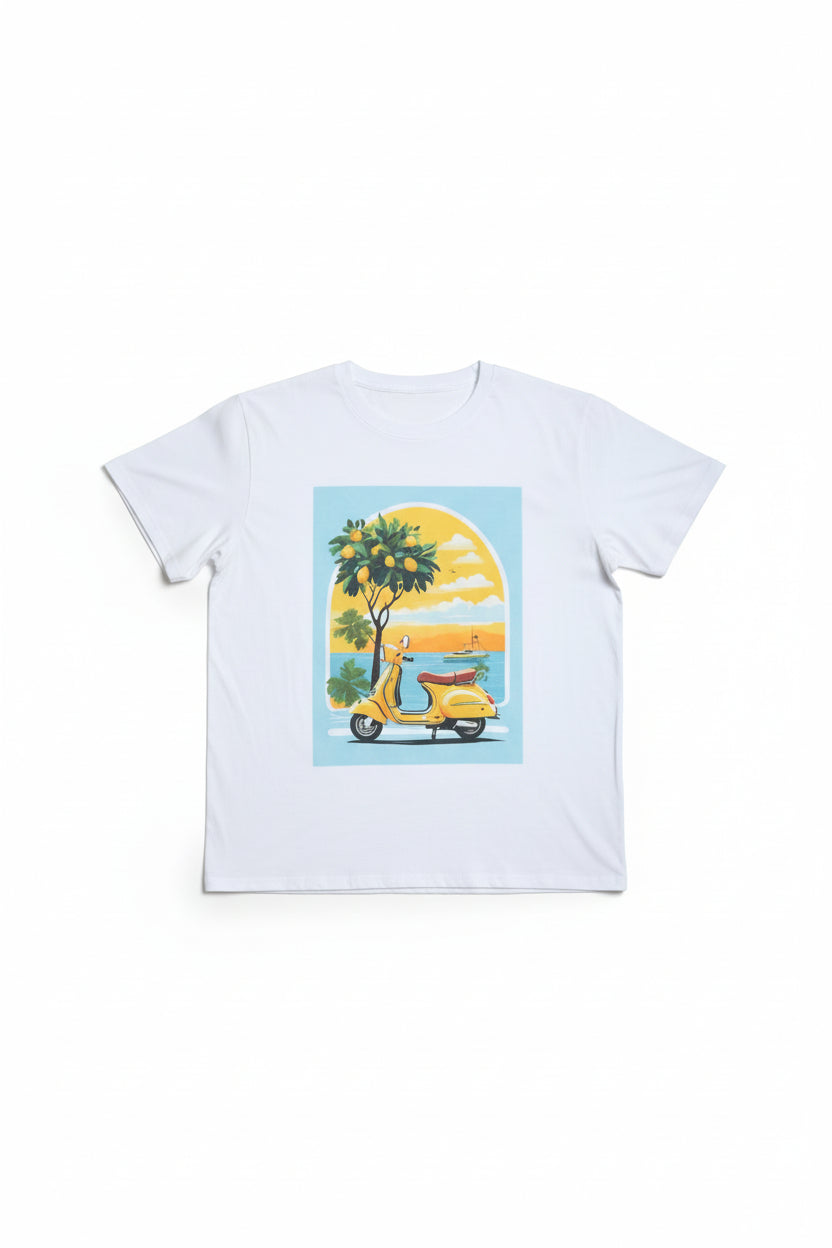 Tricou alb din bumbac cu print scooter și lămâi, prezentat ca produs, cu croială lejeră.