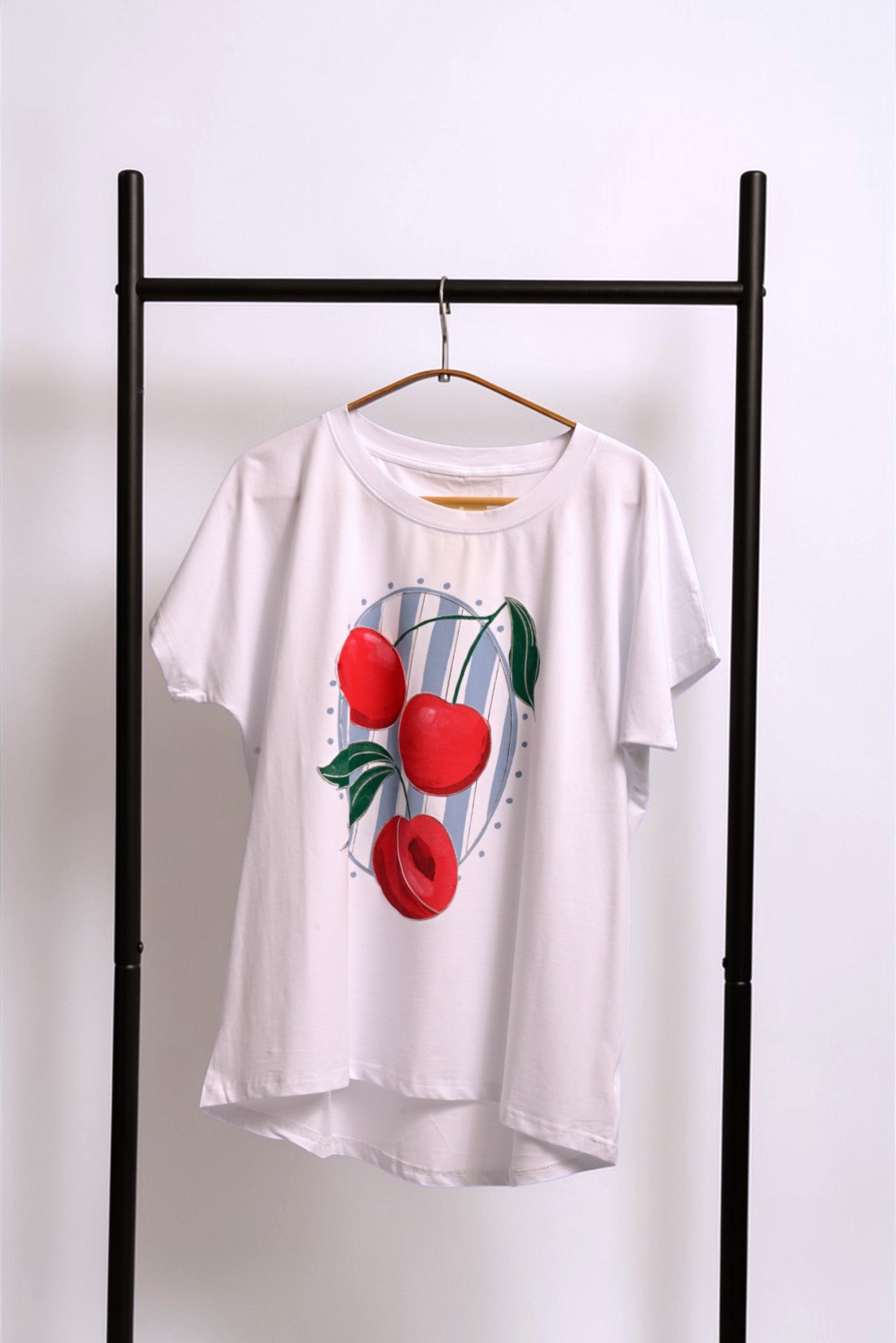 Tricou alb oversize cu print trei cireșe roșii, vedere din față