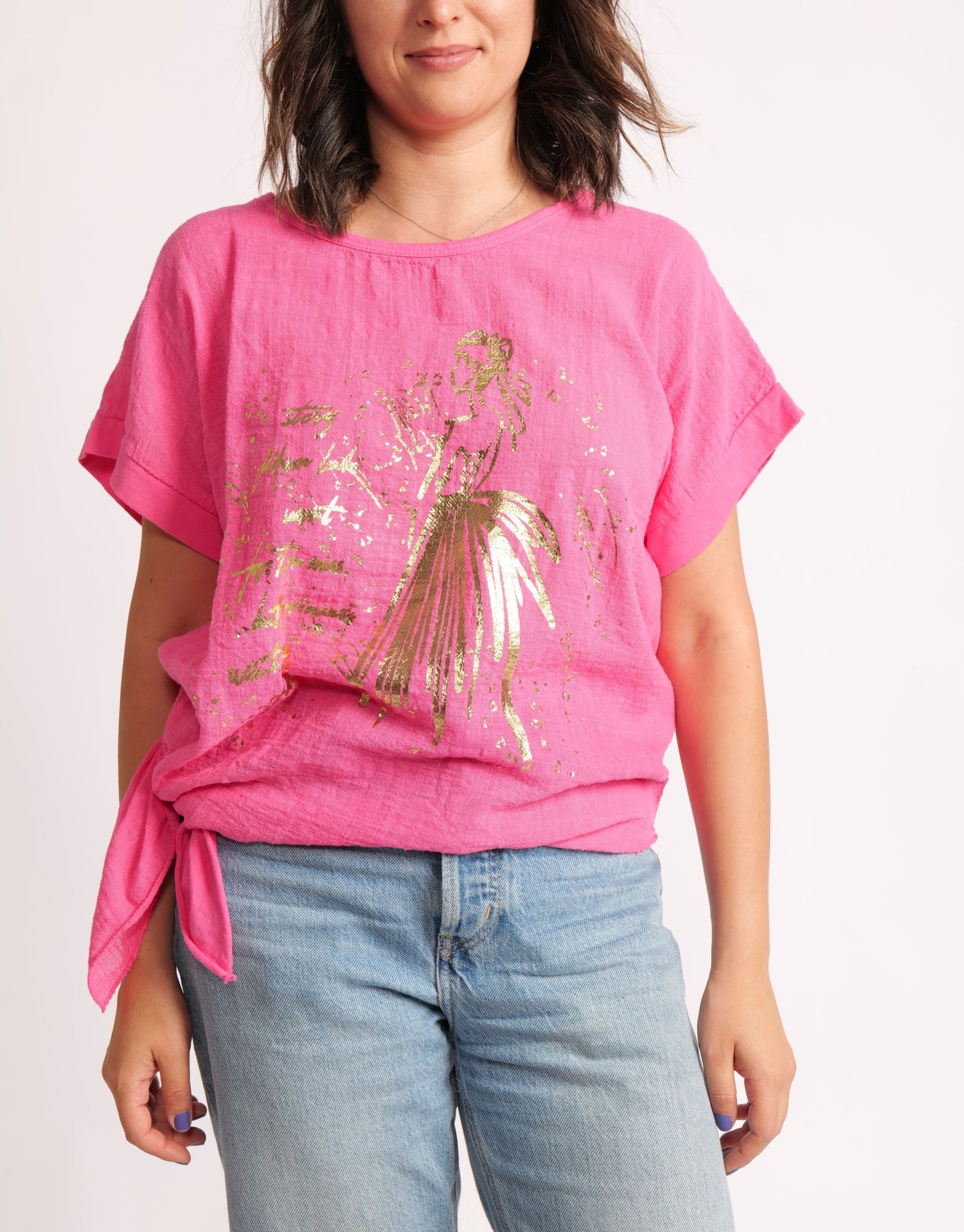 Tricou roz vibrant din bumbac, cu print auriu și detaliu de nod într-o parte.
