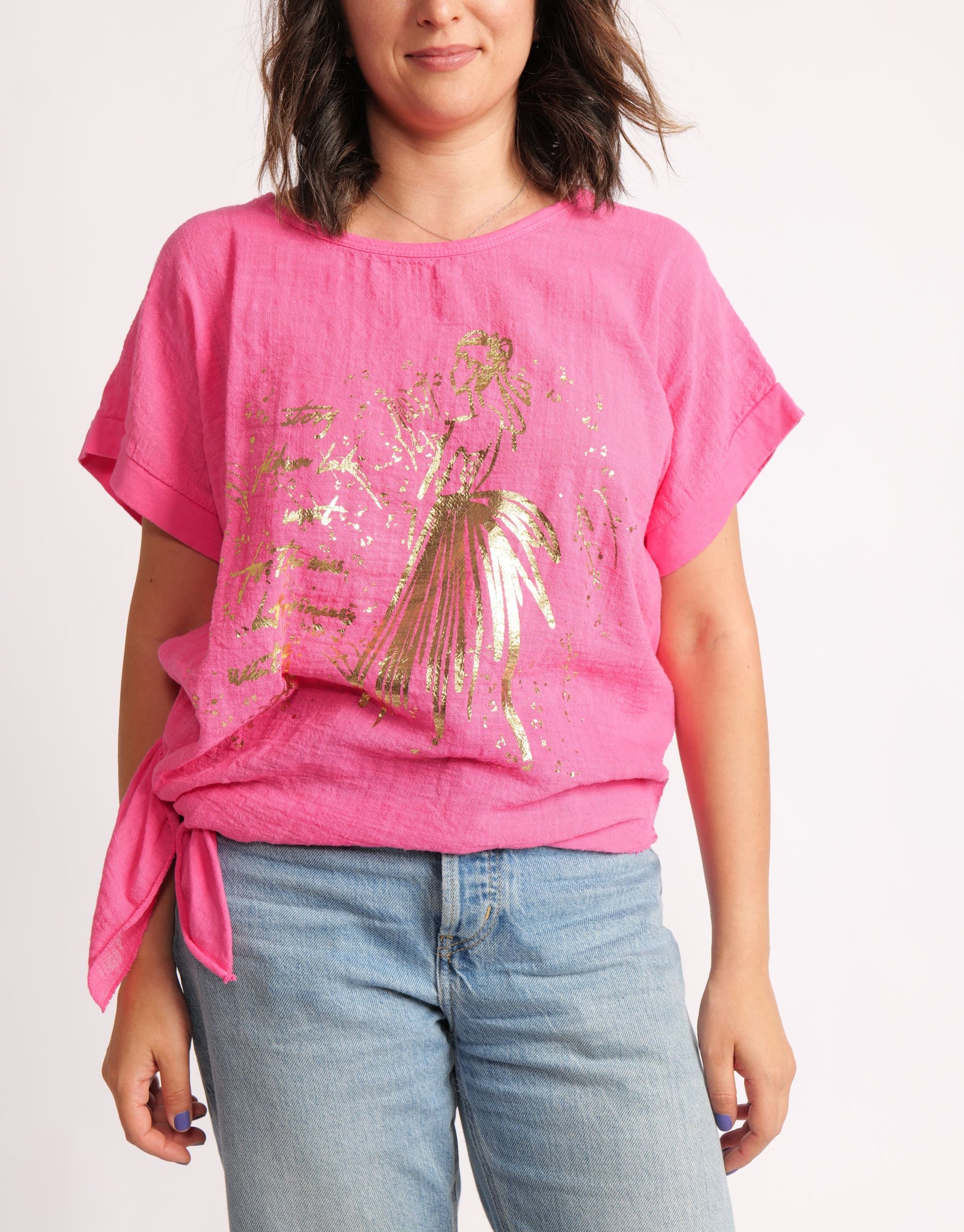 Tricou roz vibrant din bumbac, cu print auriu și detaliu de nod într-o parte.