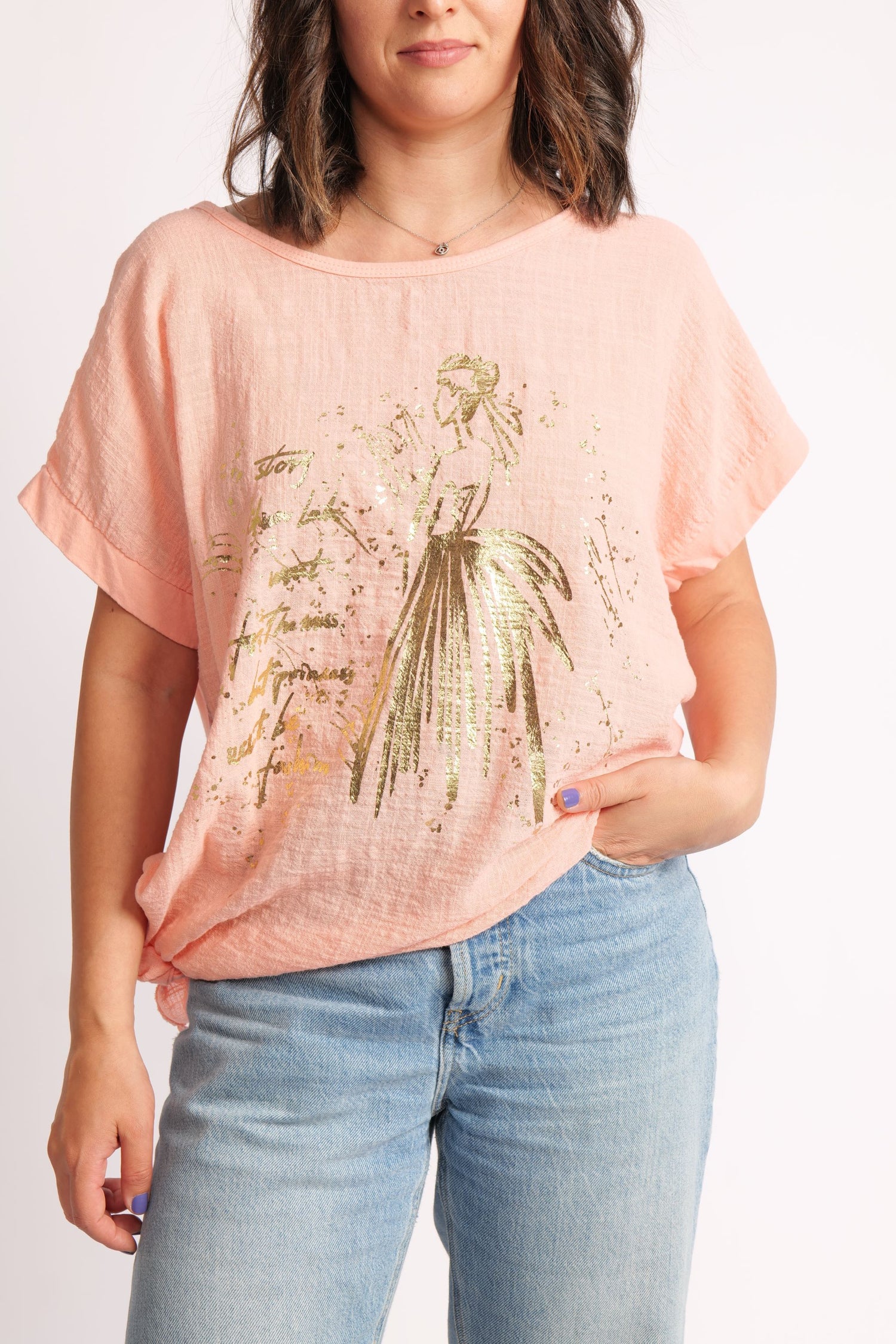 Tricou lejer din bumbac 100%, cu print auriu și design modern cu nod lateral.