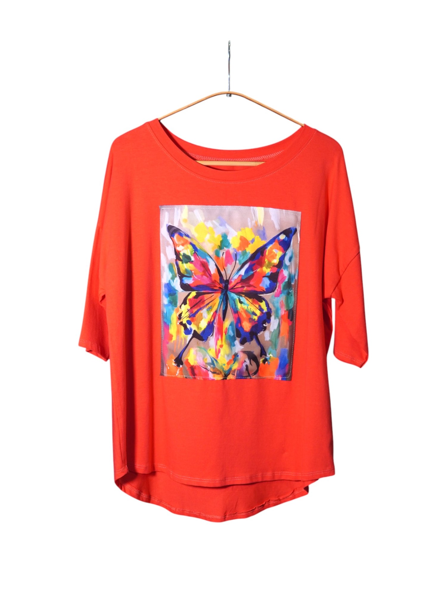 Tricou roșu cu mânecă scurtă și croială lejeră, având un imprimeu central viu colorat cu motiv de fluture pictat.