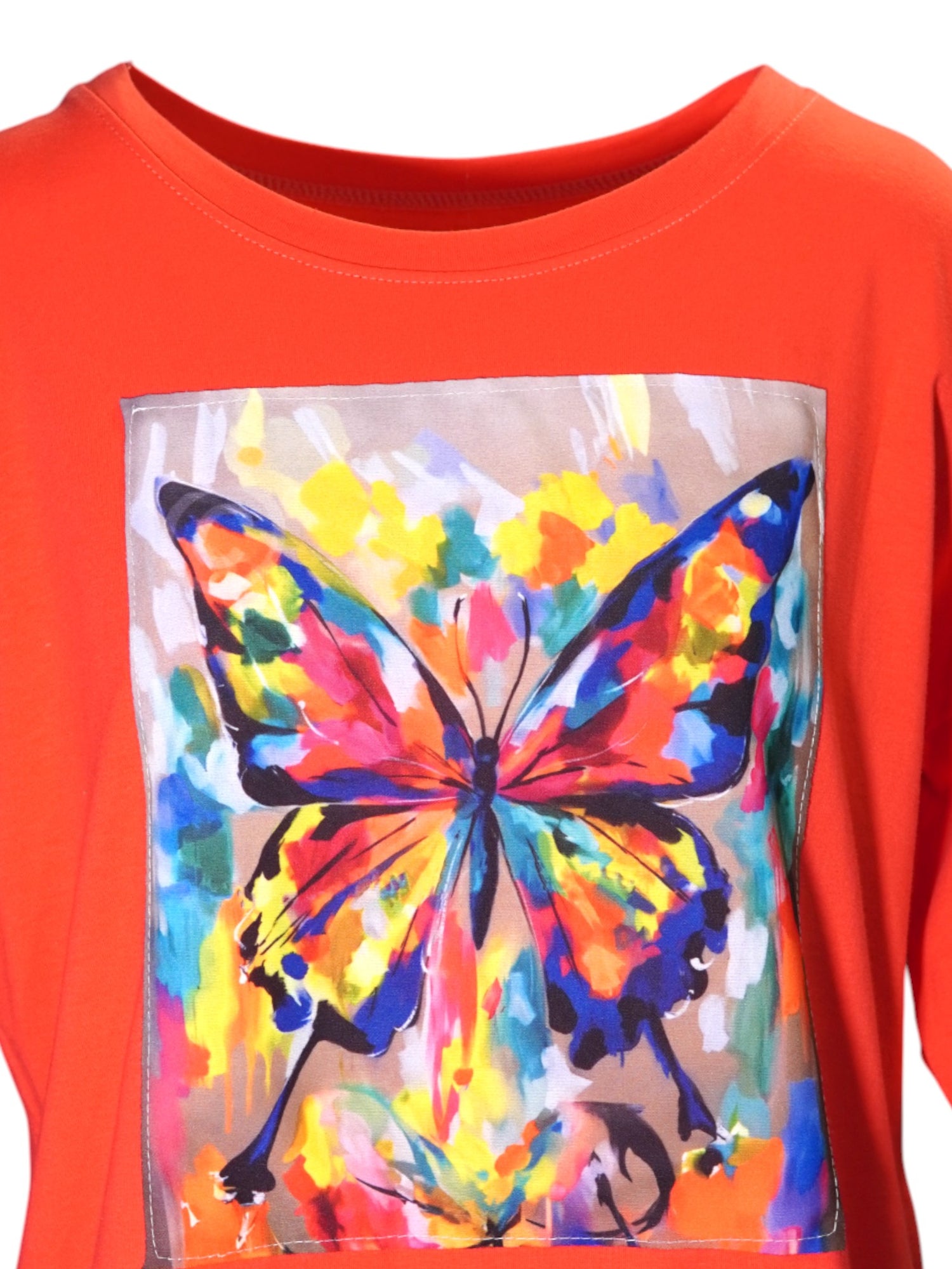 Detaliu frontal al unui tricou roșu aprins, cu imprimeu colorat reprezentând un fluture în stil pictură abstractă.