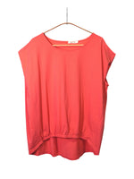 Tricou roz corai din bumbac cu elastic în față și design asimetric