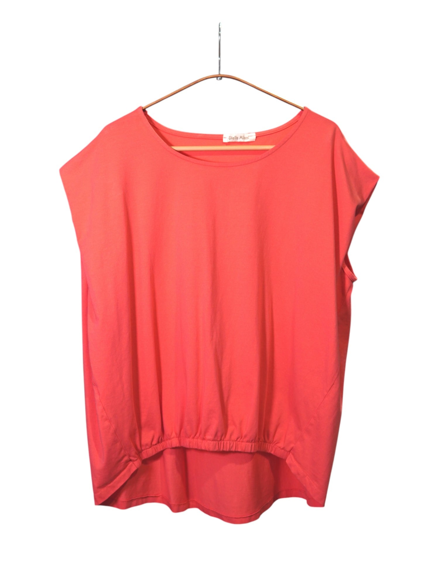Tricou roz corai din bumbac cu elastic în față și design asimetric