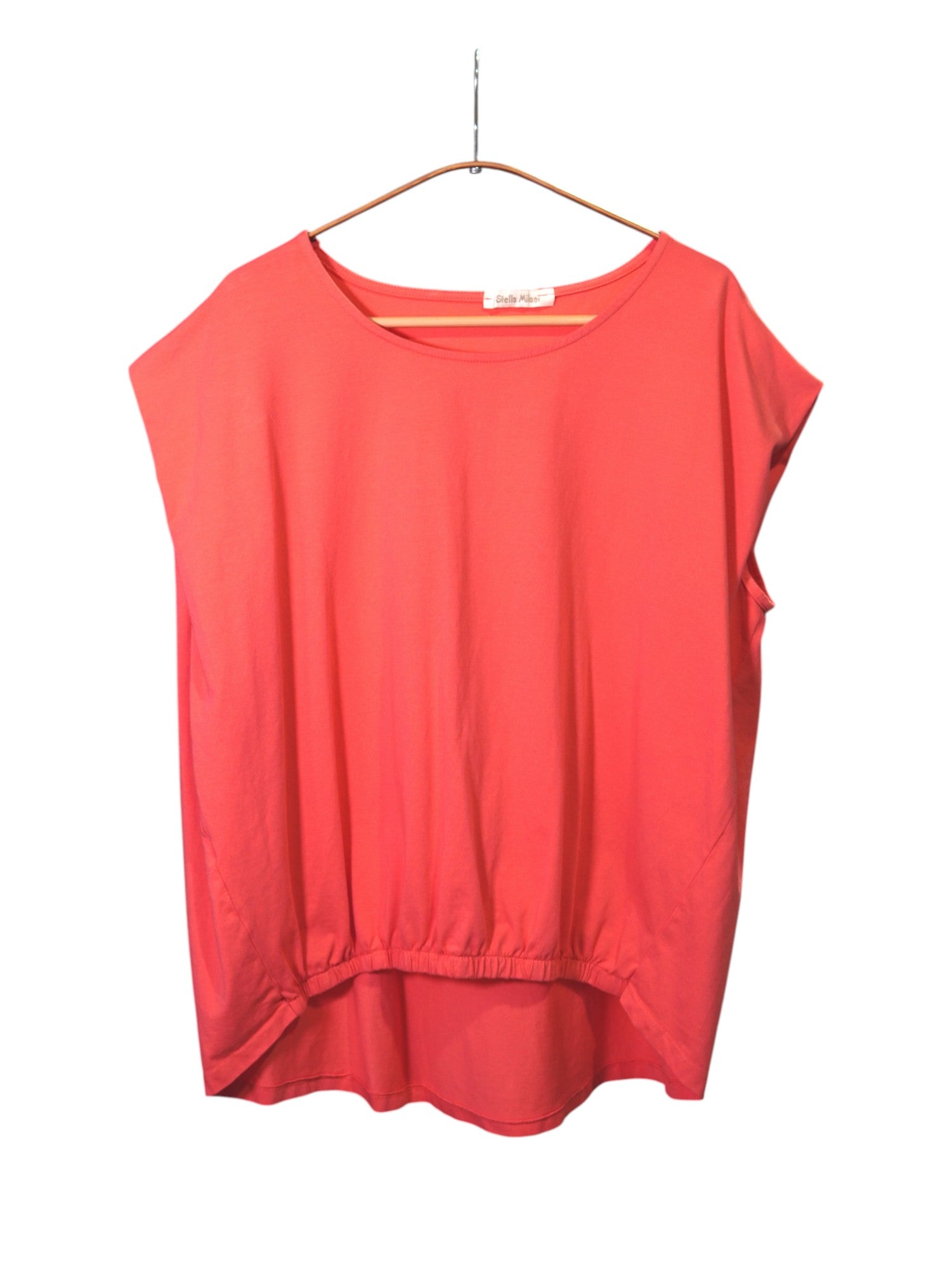Tricou roz corai din bumbac cu elastic în față și design asimetric