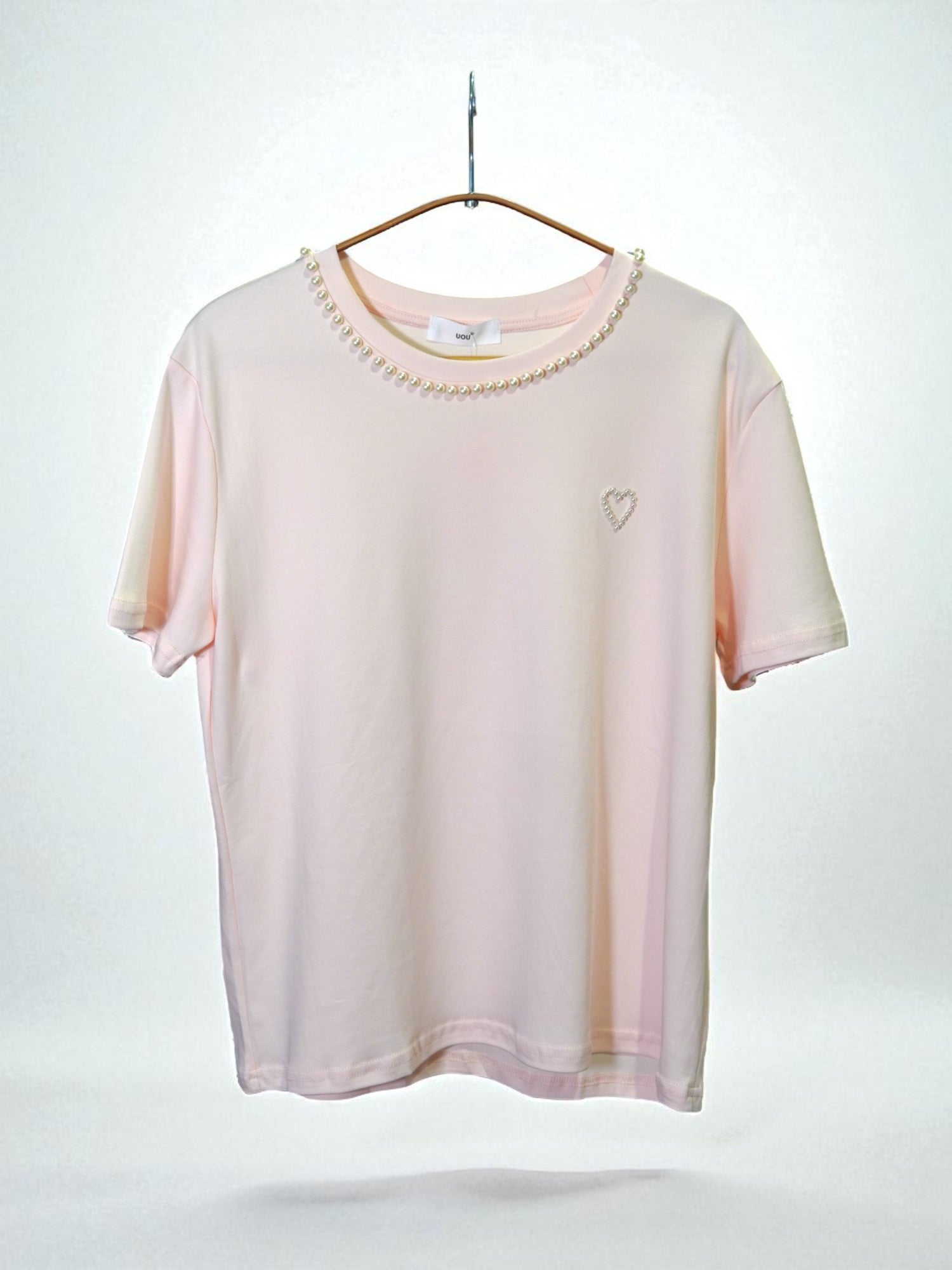Tricou roz prăfuit decorat cu colier de perle și inimioară elegantă