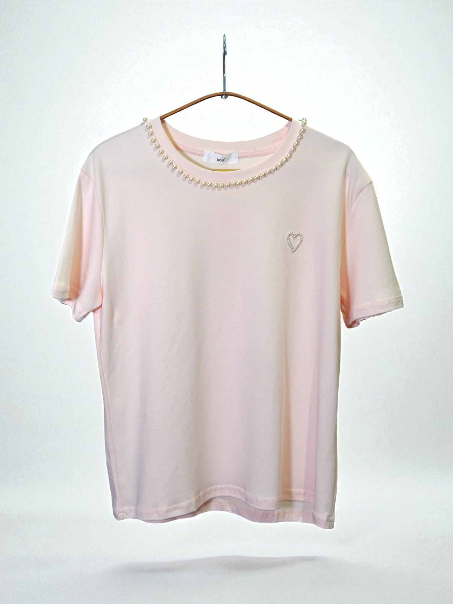 Tricou roz prăfuit decorat cu colier de perle și inimioară elegantă