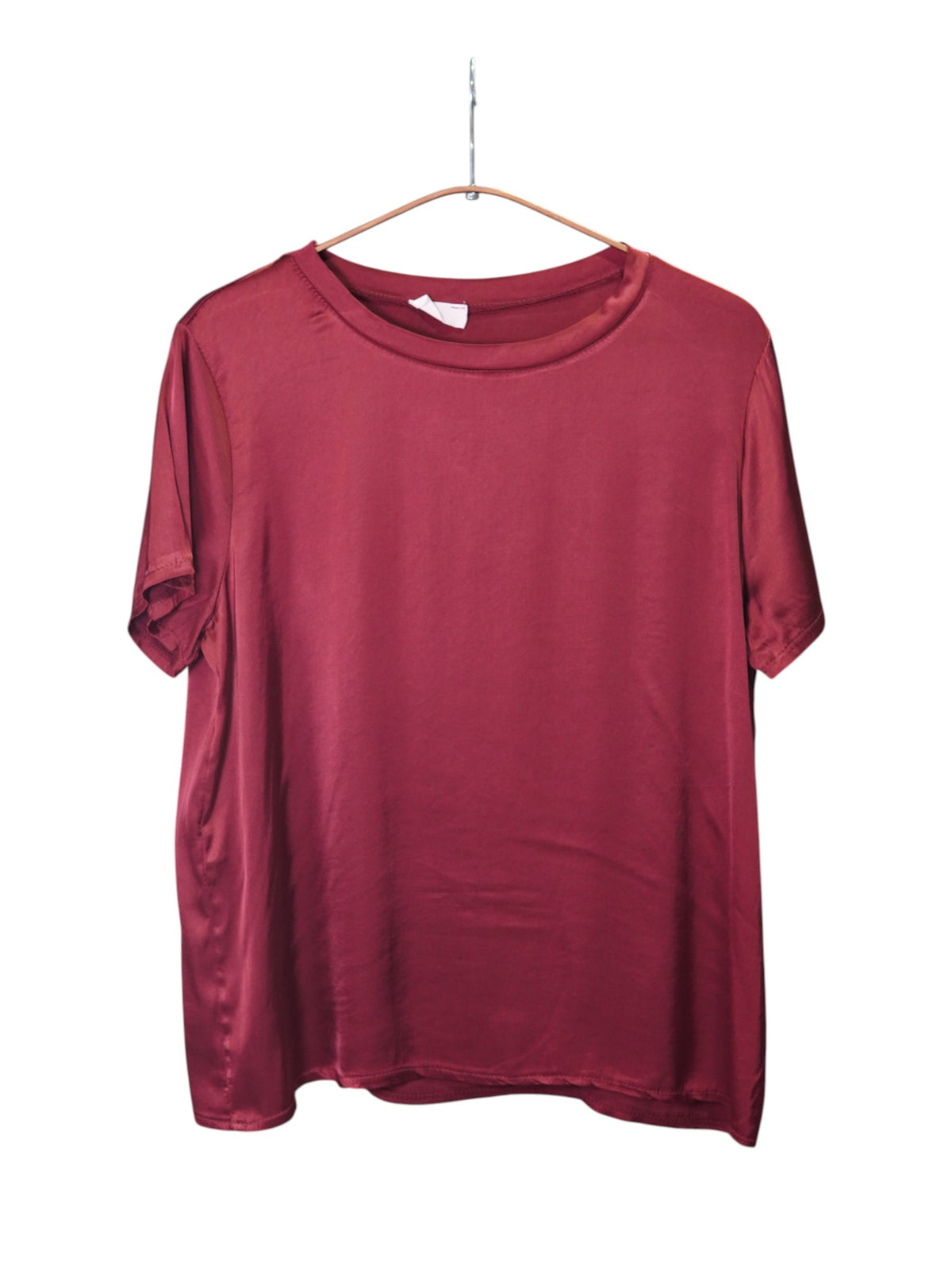 Tricou satinat în nuanță burgundy intens, cu croială simplă și textură lucioasă, perfect pentru un look sofisticat.