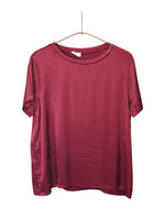 Tricou satinat în nuanță burgundy intens, cu croială simplă și textură lucioasă, perfect pentru un look sofisticat.
