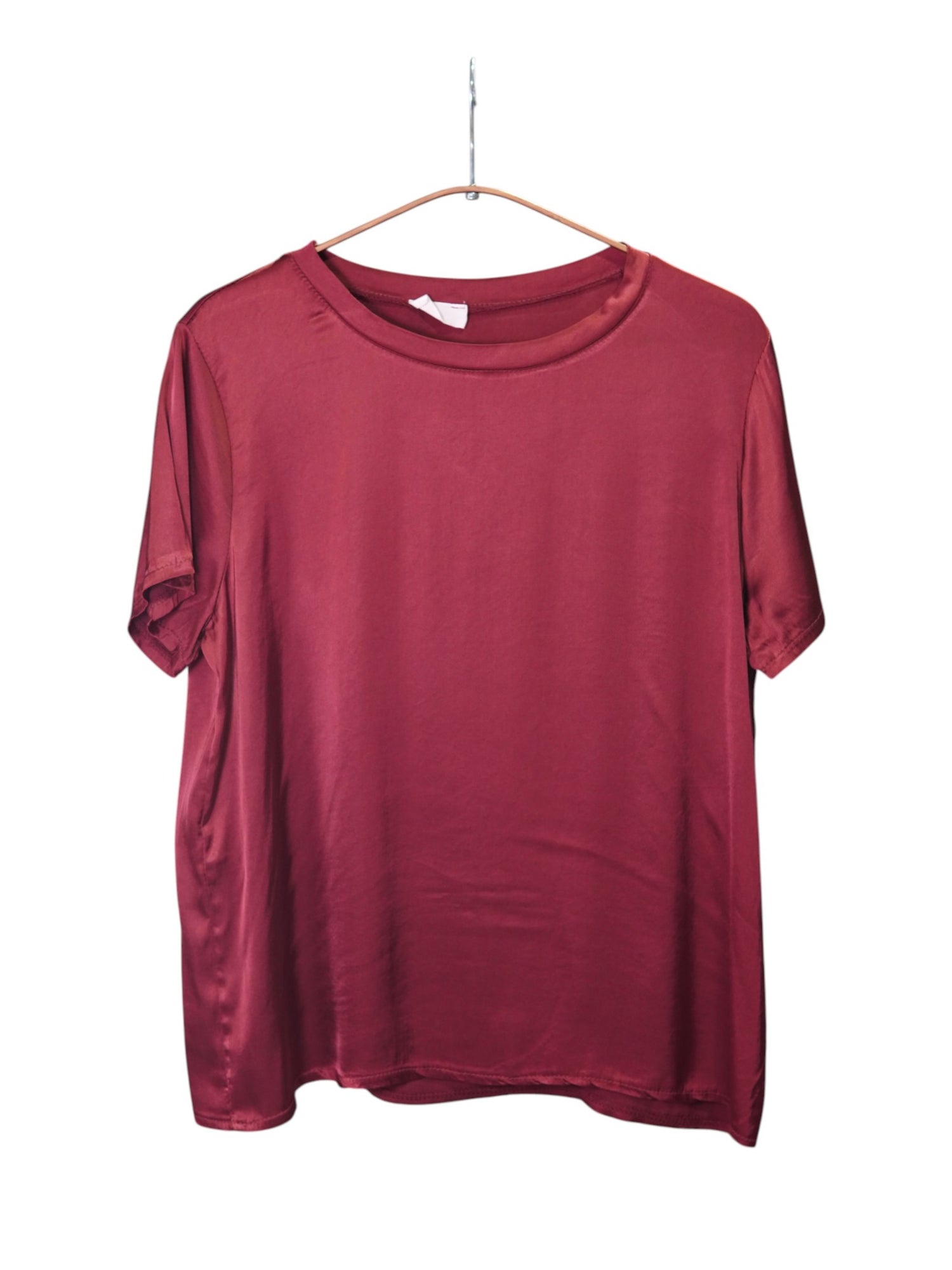 Tricou satinat în nuanță burgundy intens, cu croială simplă și textură lucioasă, perfect pentru un look sofisticat.