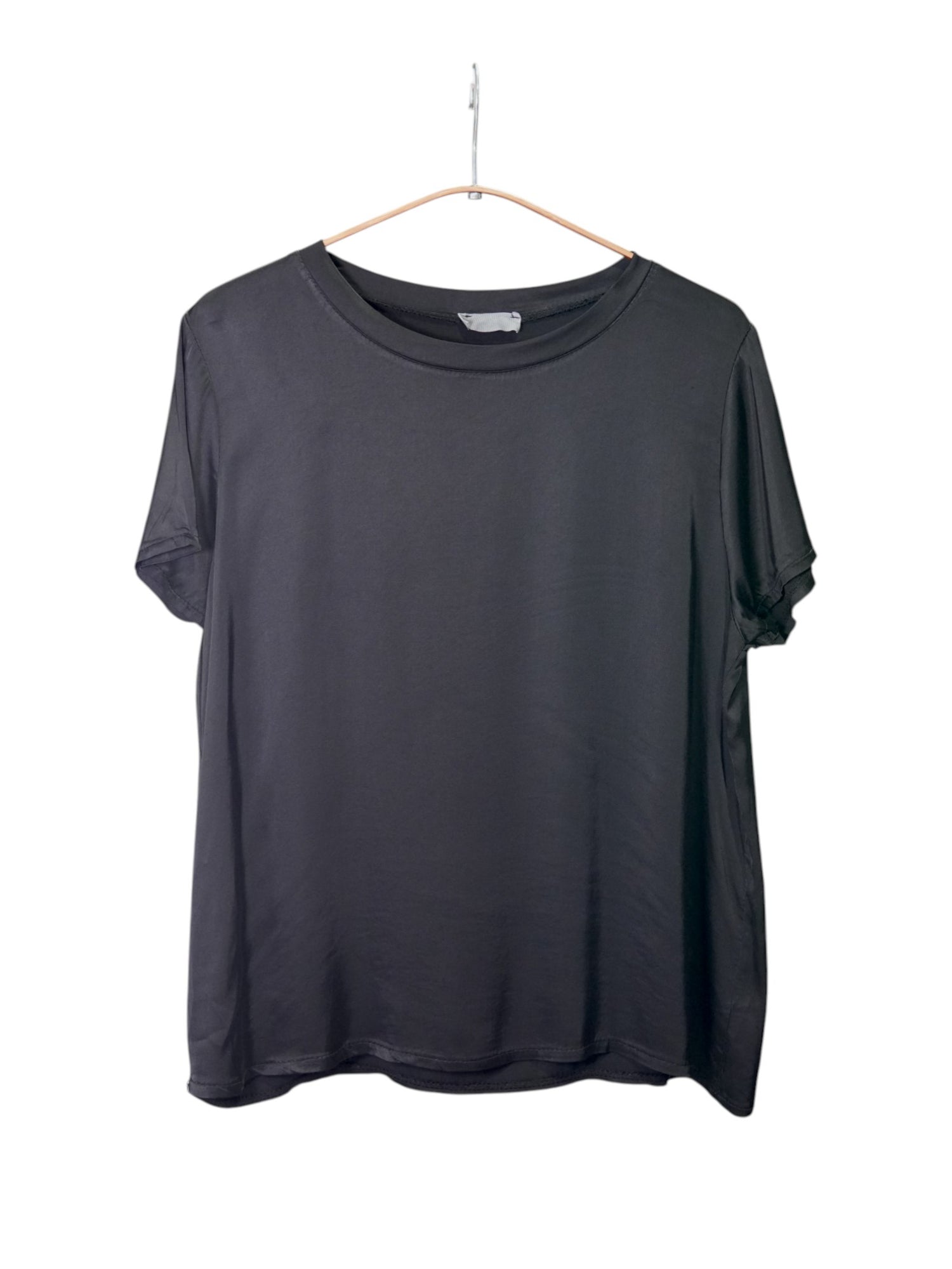  Tricou satinat negru cu mâneci scurte și finisaj lucios, potrivit pentru styling versatil, zi sau seară.
