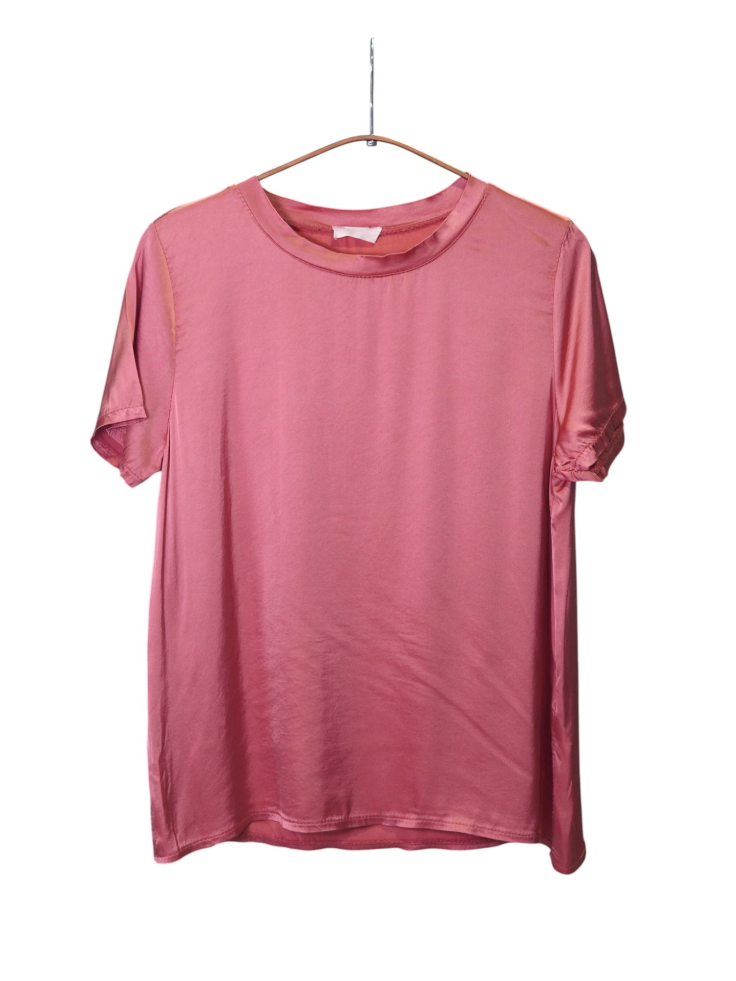 Tricou satinat de culoare roz prăfuit, cu mânecă scurtă și croială lejeră, ideal pentru ținute casual-elegante.