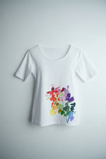 Tricou alb cu imprimeu floral vibrant în față, croială slim fit și guler rotund, ușor de asortat zilnic