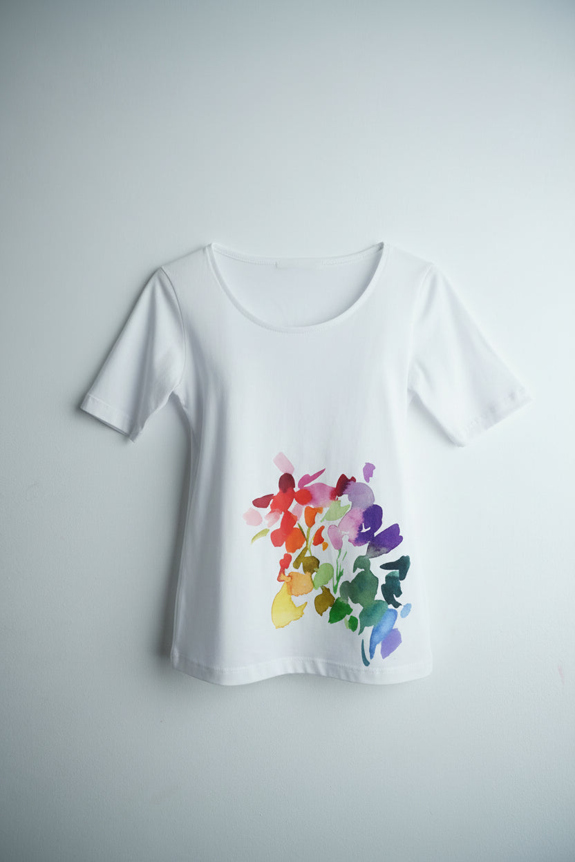 Tricou alb cu imprimeu floral vibrant în față, croială slim fit și guler rotund, ușor de asortat zilnic