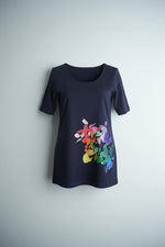 Tricou slim fit bleumarin cu imprimeu floral colorat în partea frontală, croială mulată și guler rotund
