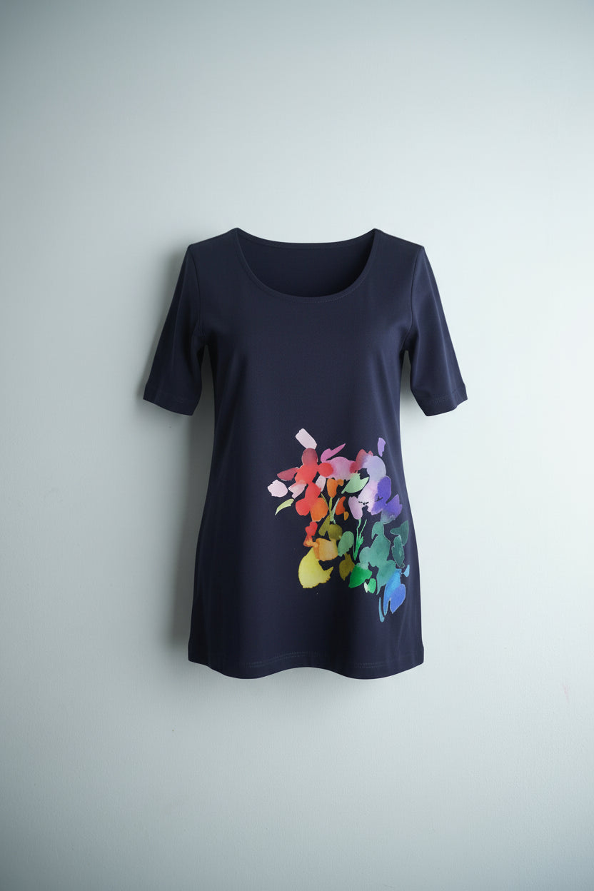 Tricou slim fit bleumarin cu imprimeu floral colorat în partea frontală, croială mulată și guler rotund