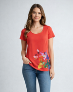 Tricou roșu cu croială slim fit și imprimeu floral central, guler rotund și aspect lejer de vară