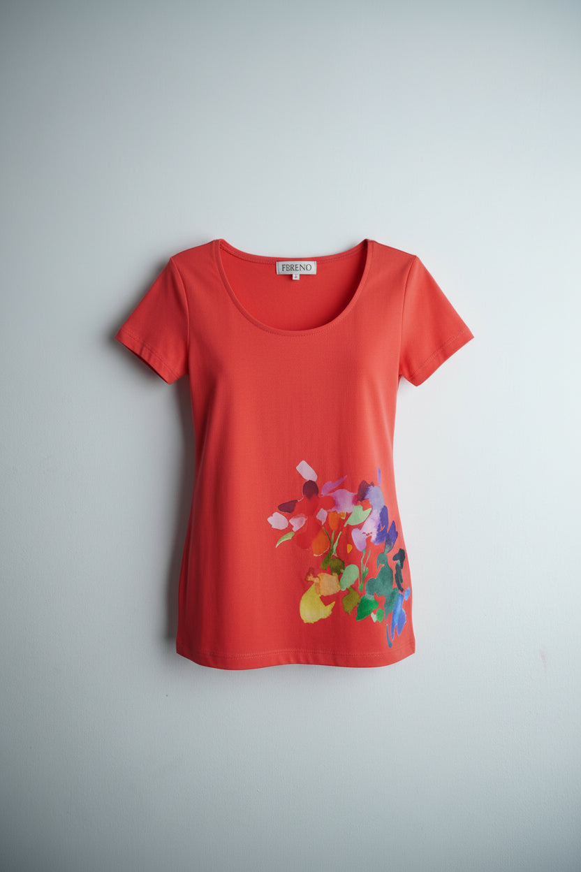 Tricou roșu cu croială slim fit și imprimeu floral central, guler rotund și aspect lejer de vară