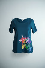 Tricou turcoaz slim fit cu imprimeu floral multicolor, guler rotund și croială care urmărește linia corpului